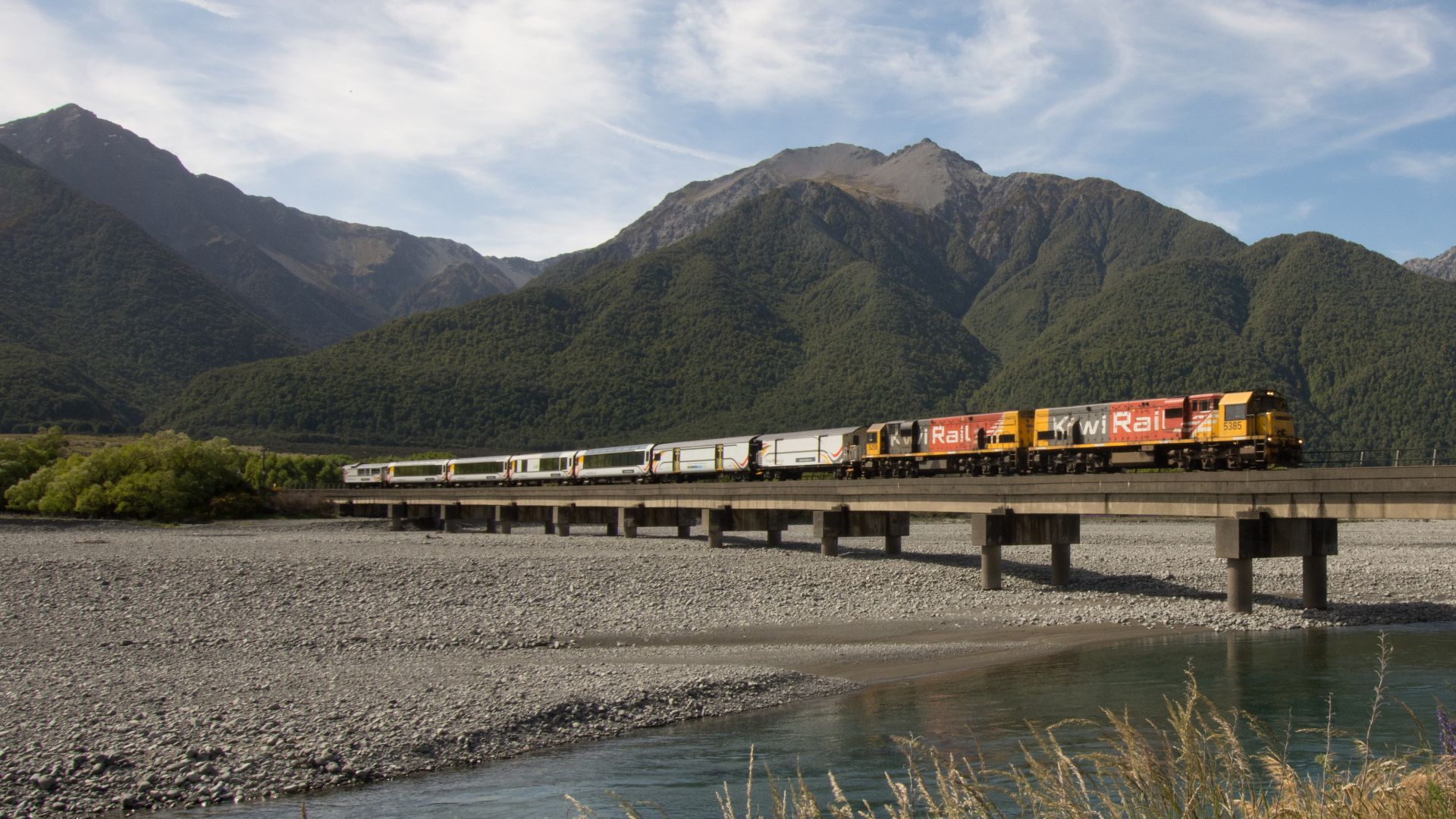 File:804, the retun TranzAlpine.jpg