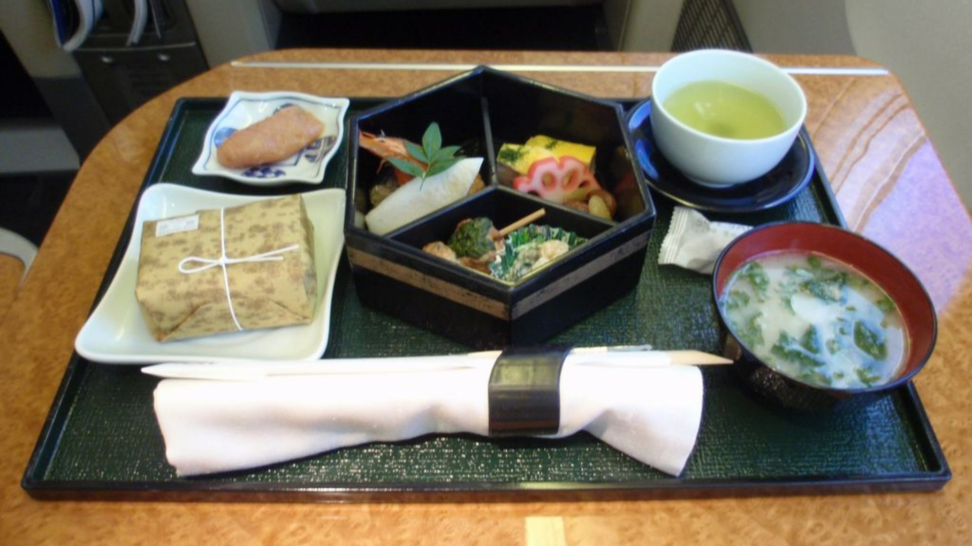 File:Inflight meal in JAL Domestic First Class.jpg