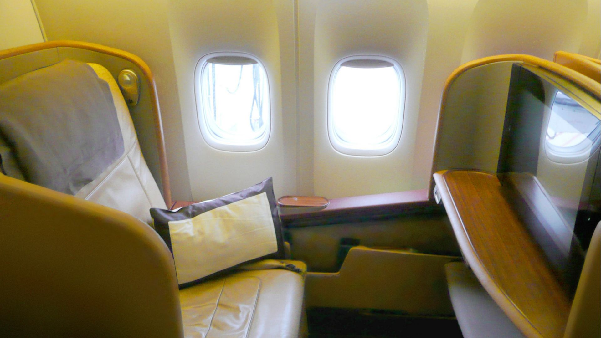 File:SQ First Class 777-300ER seats.jpg