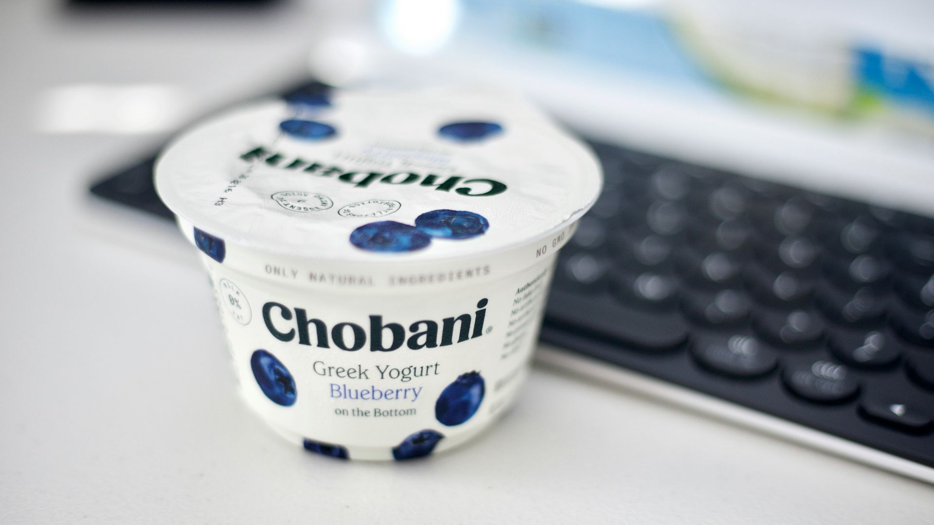 white and blue daisy sour cream