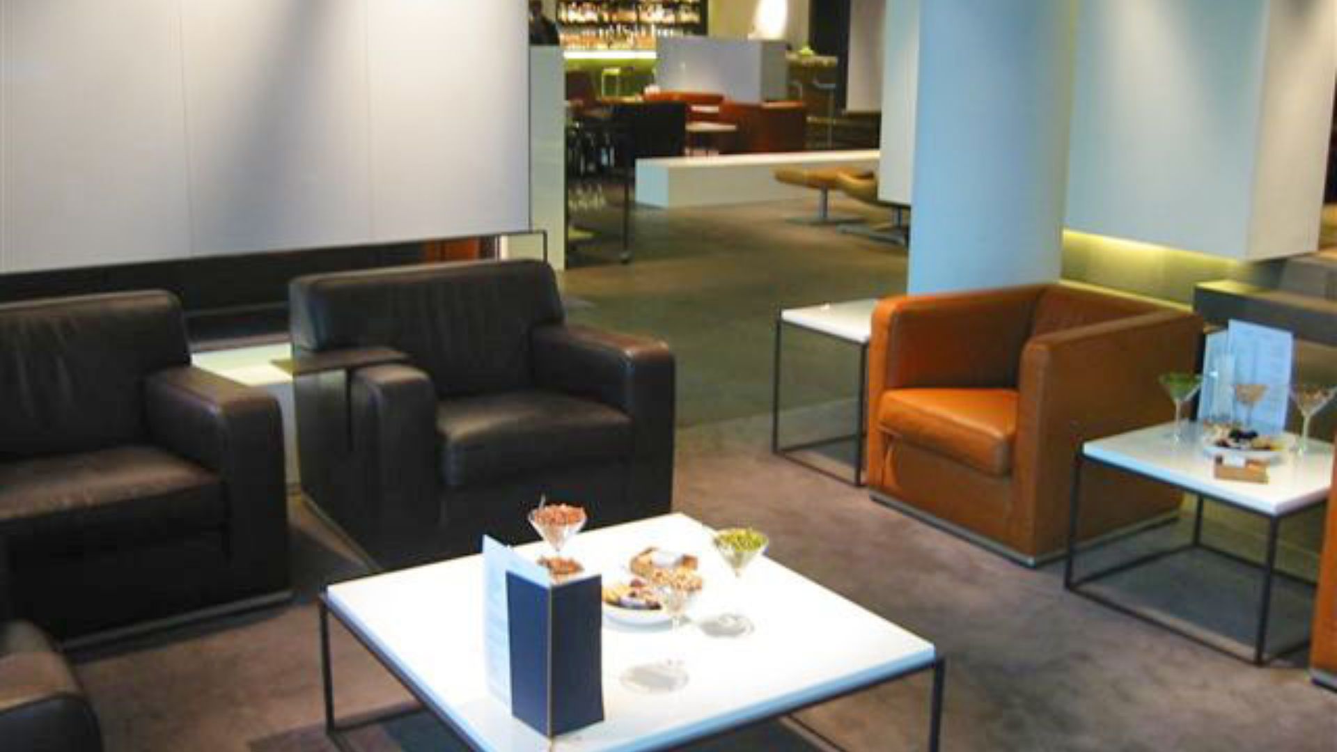 File:FRA LH Lounge First seating.jpg