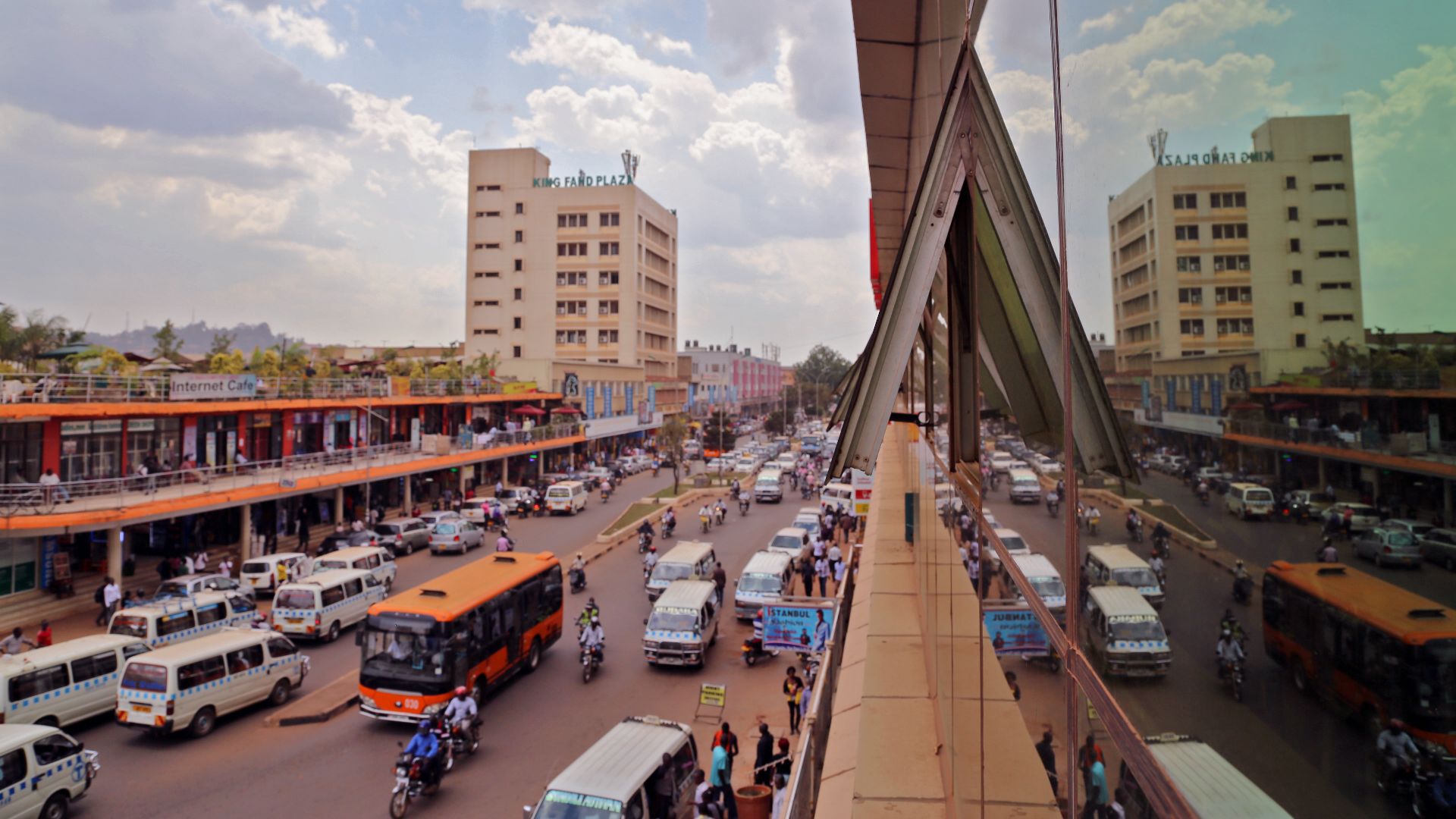 File:Kampala Road, Habitat, Uganda.jpg