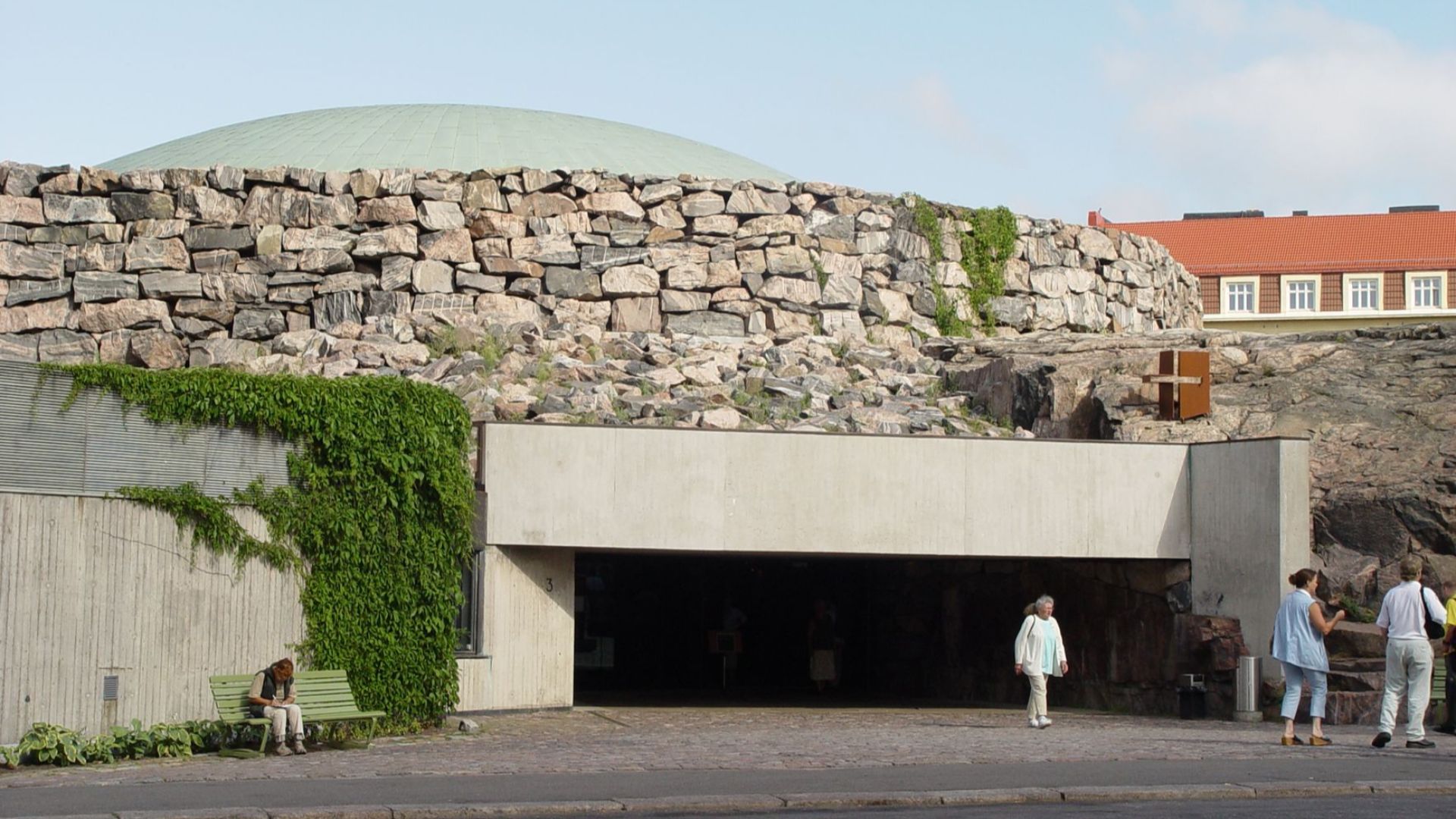 File:Eingang Felsenkirche Helsinki.jpg