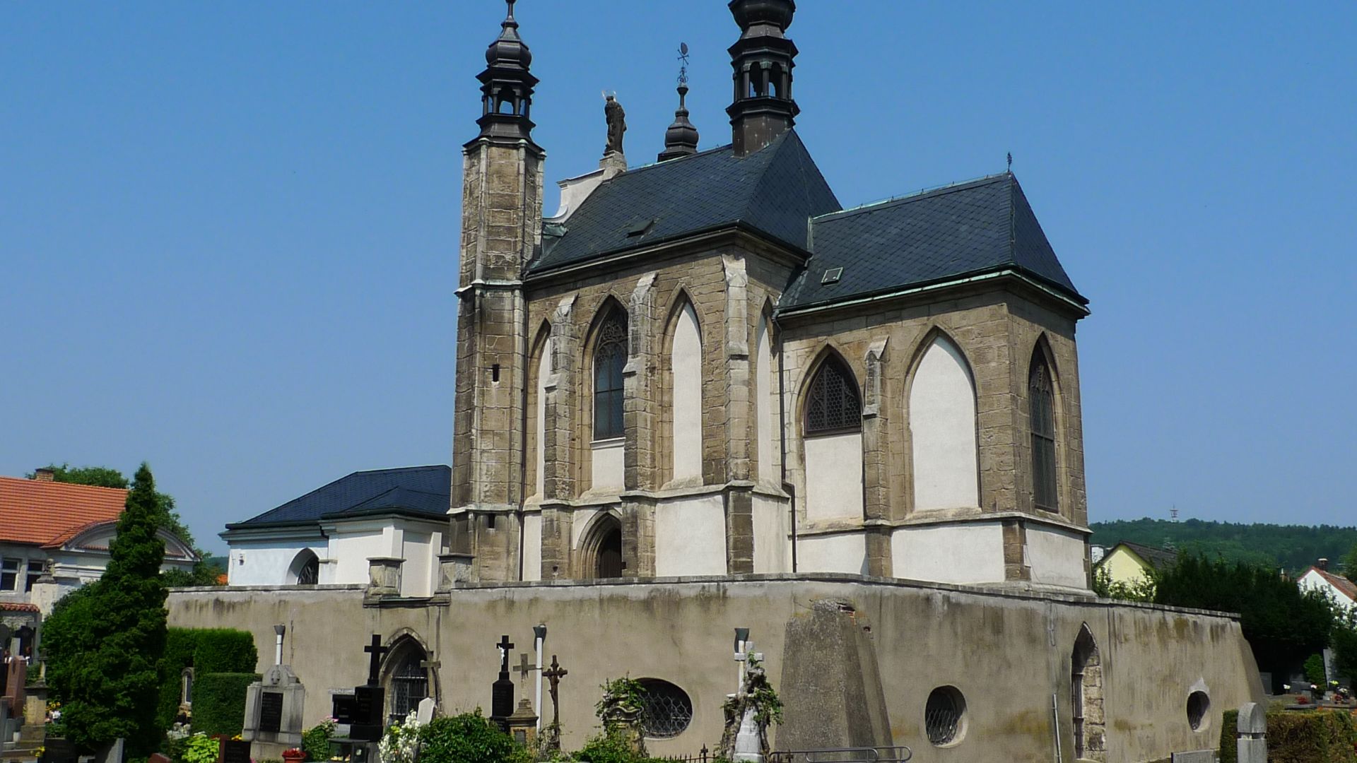 File:Sedlec, kaple Všech svatých s kostnicí.JPG