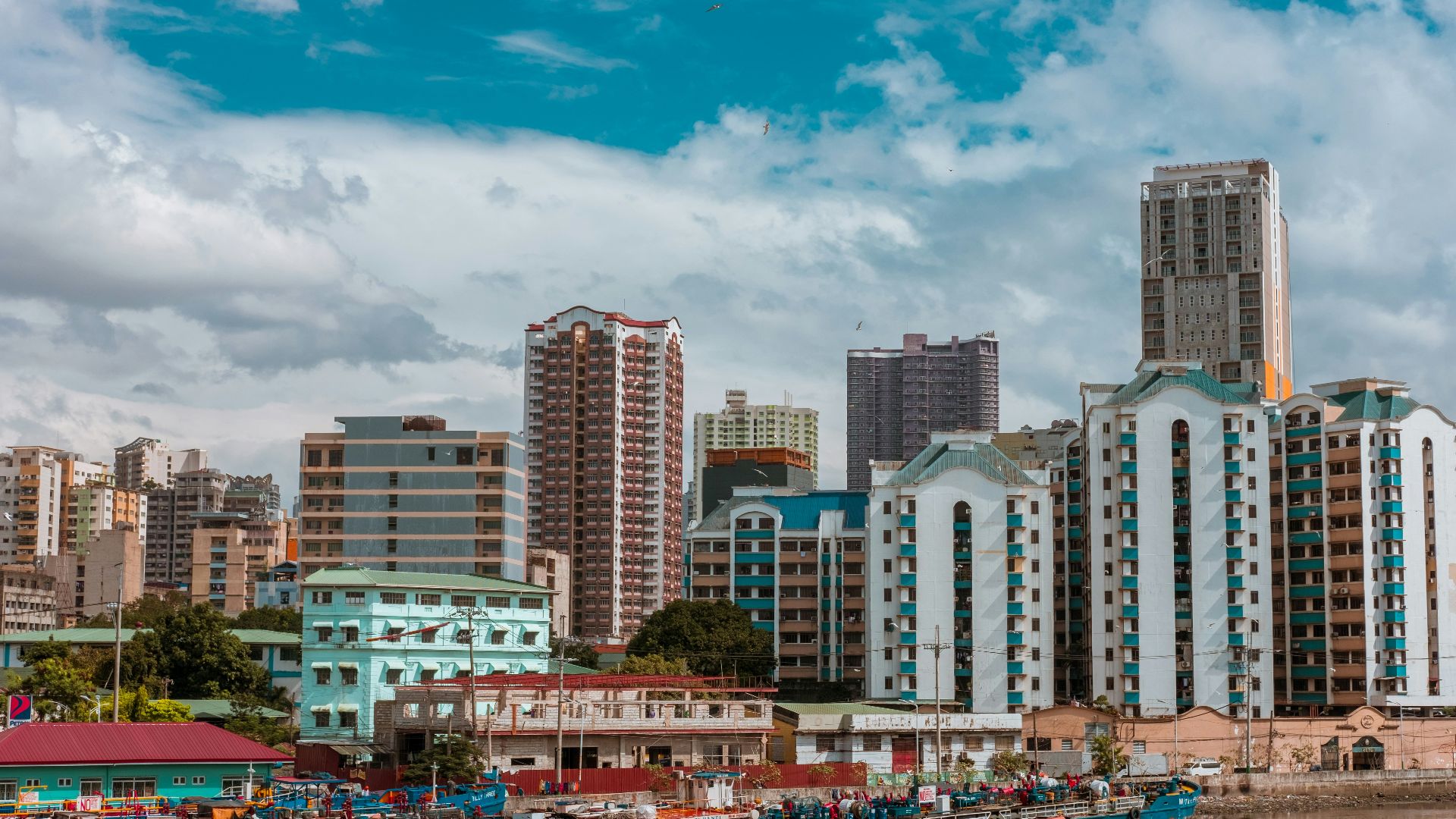 cityscape photography of buildings and boats