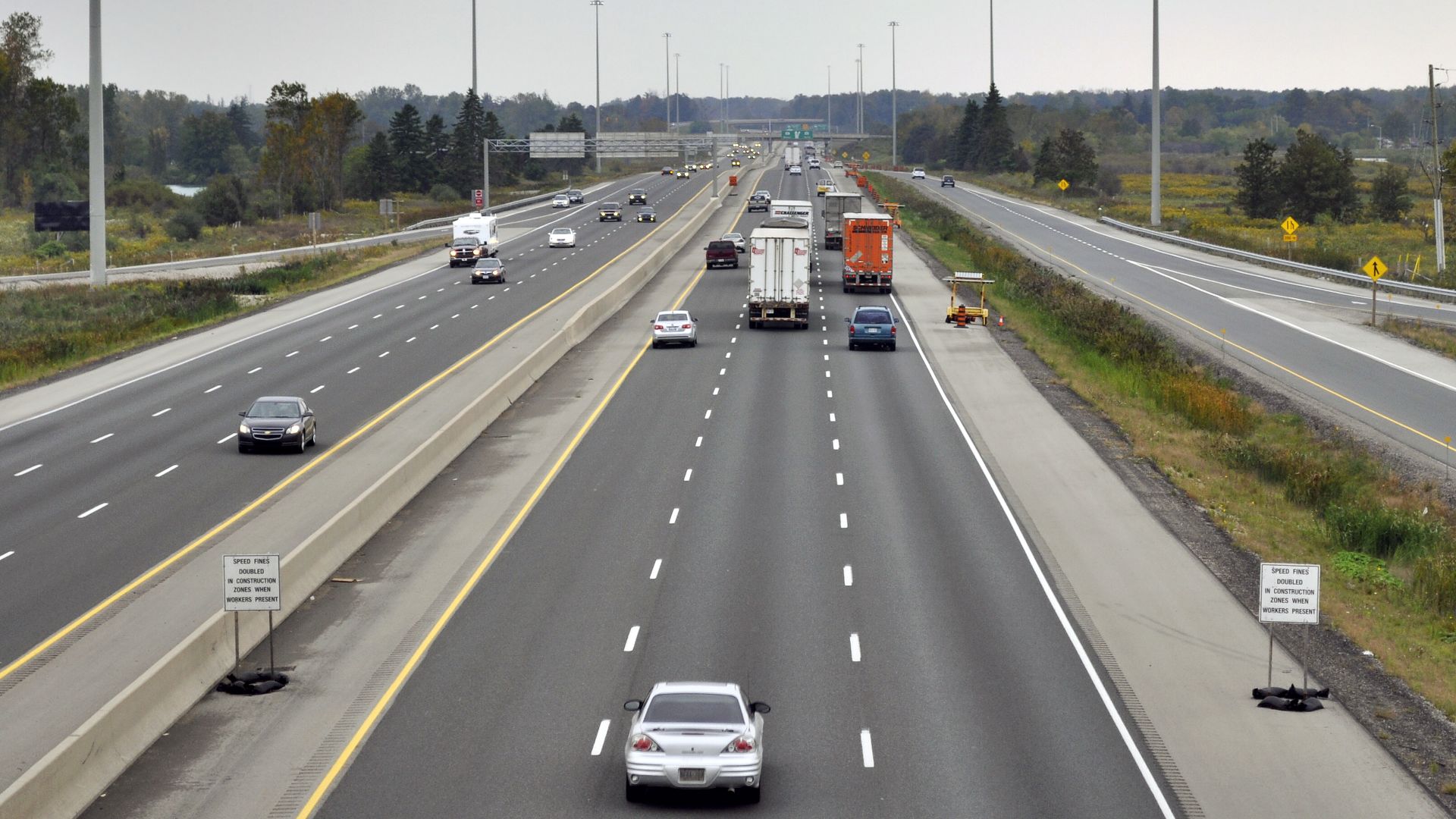 File:Highway 401 from Wellington Road in London, Looking West Towards Highway 402.jpg