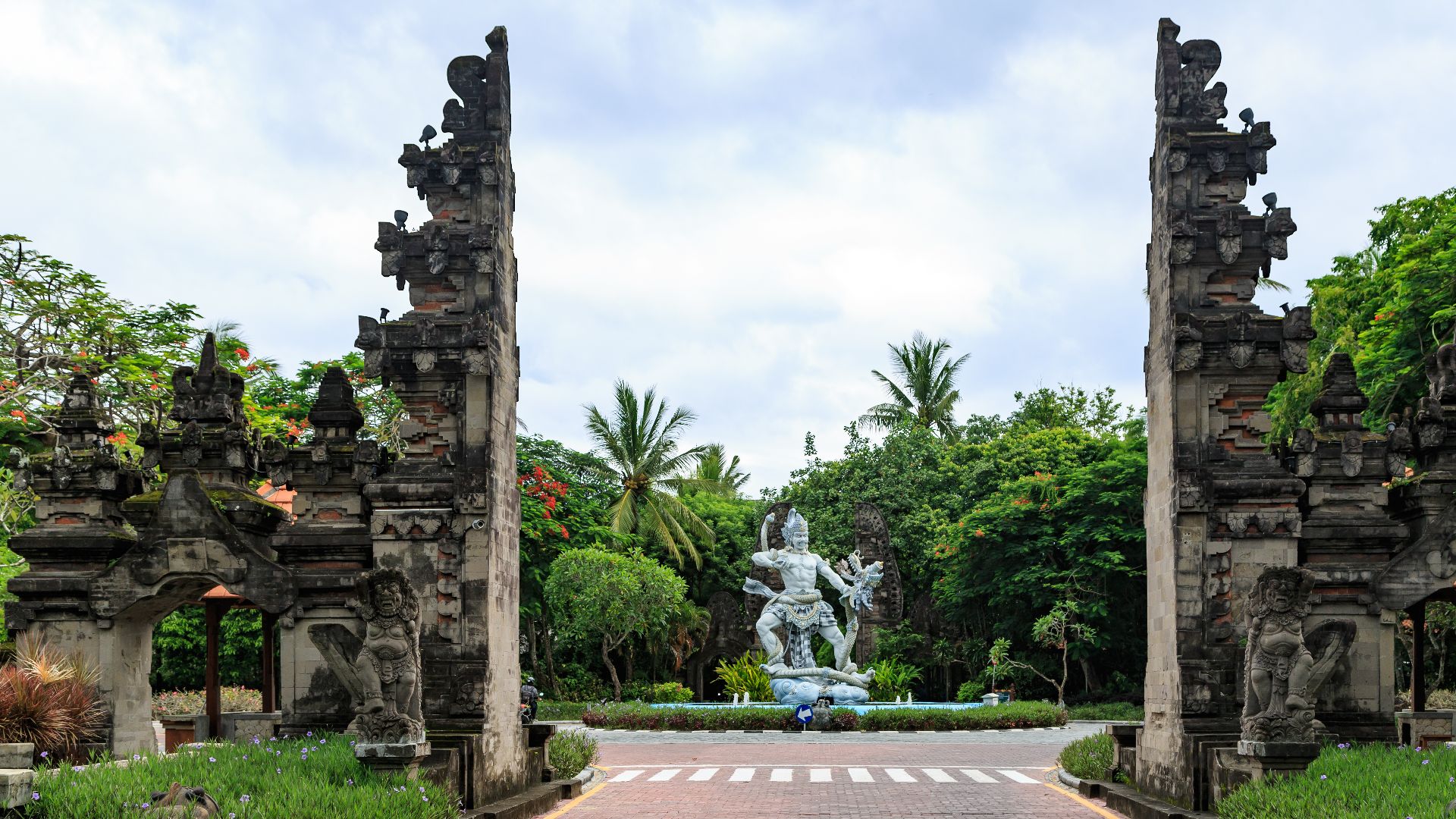 File:Nusa-Dua Bali Indonesia Southern-Gate-01.jpg