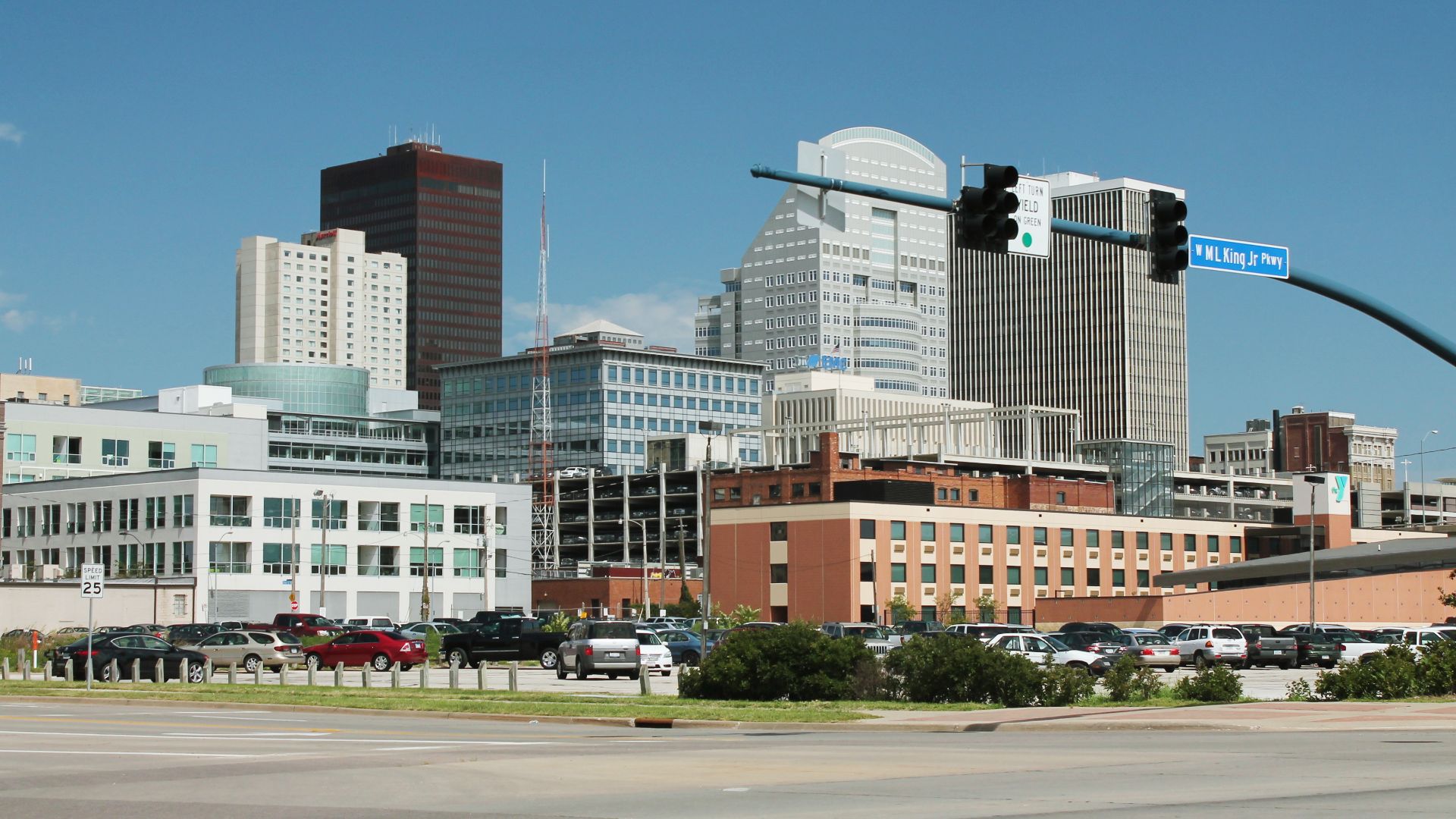 File:Martin Luther King Parkway at 12th Street - Des Moines Downtown.jpg