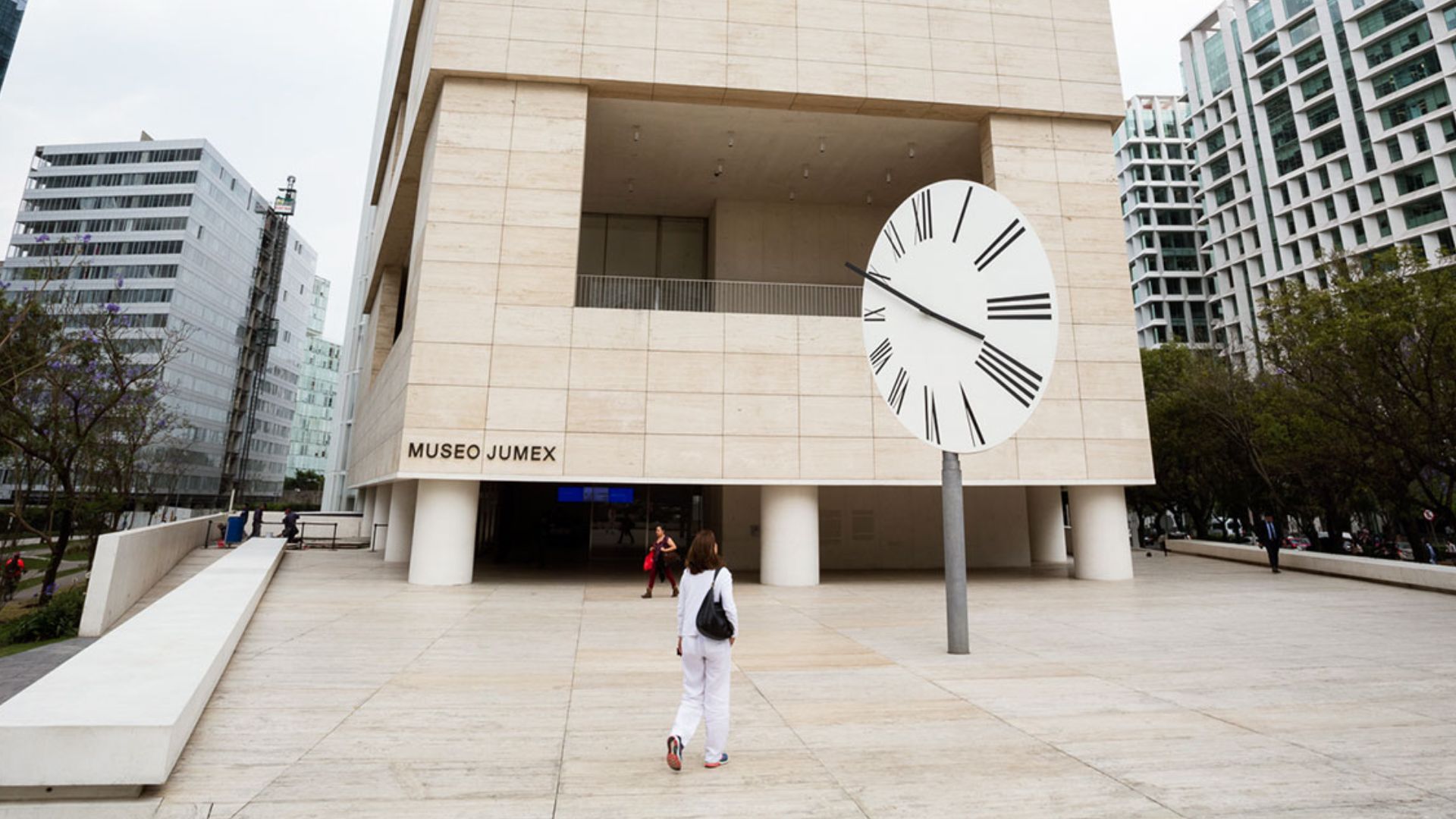 File:Plaza pública del Museo Jumex.jpg