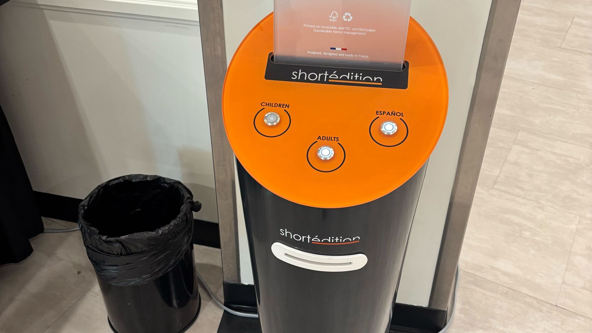 File:Short Édition Short Story Dispenser.jpg