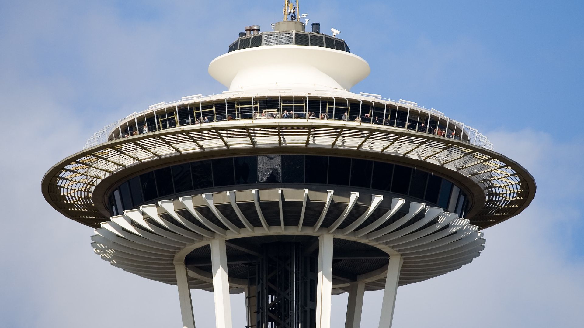 File:SpaceNeedleTopClose.jpg