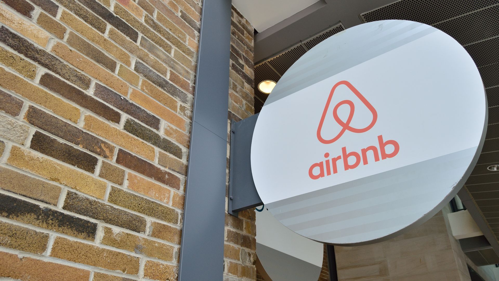 File:AirbnbToronto5.jpg