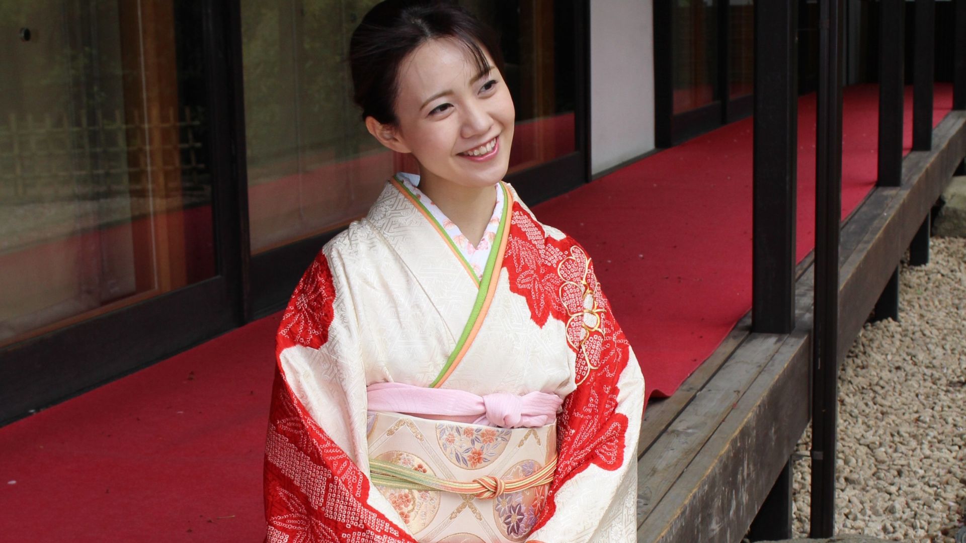 File:A Japanese lady wearing a Kimono is sitting on the Engawa.jpg