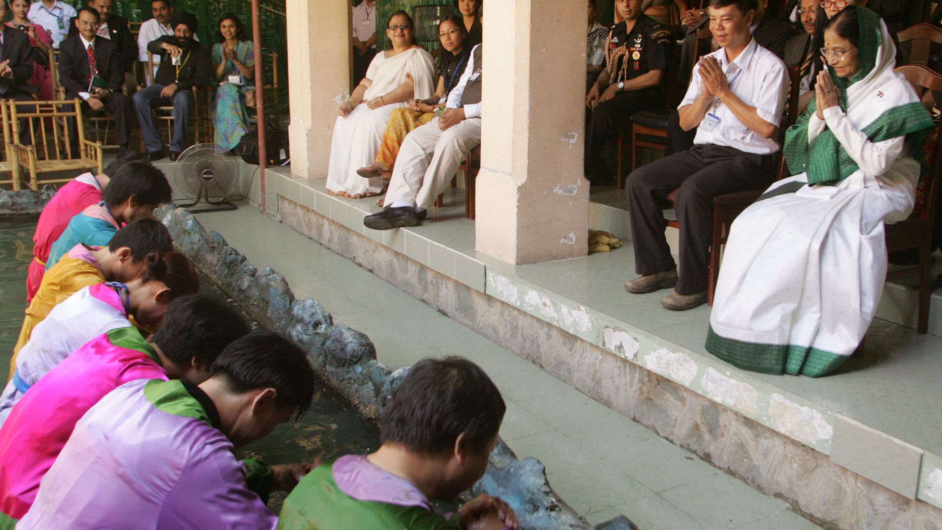 File:The President, Smt. Pratibha Devisingh Patil greeting the artists who performed the water puppet show at Natural History Museum in Hochi Minh City, Vietnam on November 25, 2008.jpg
