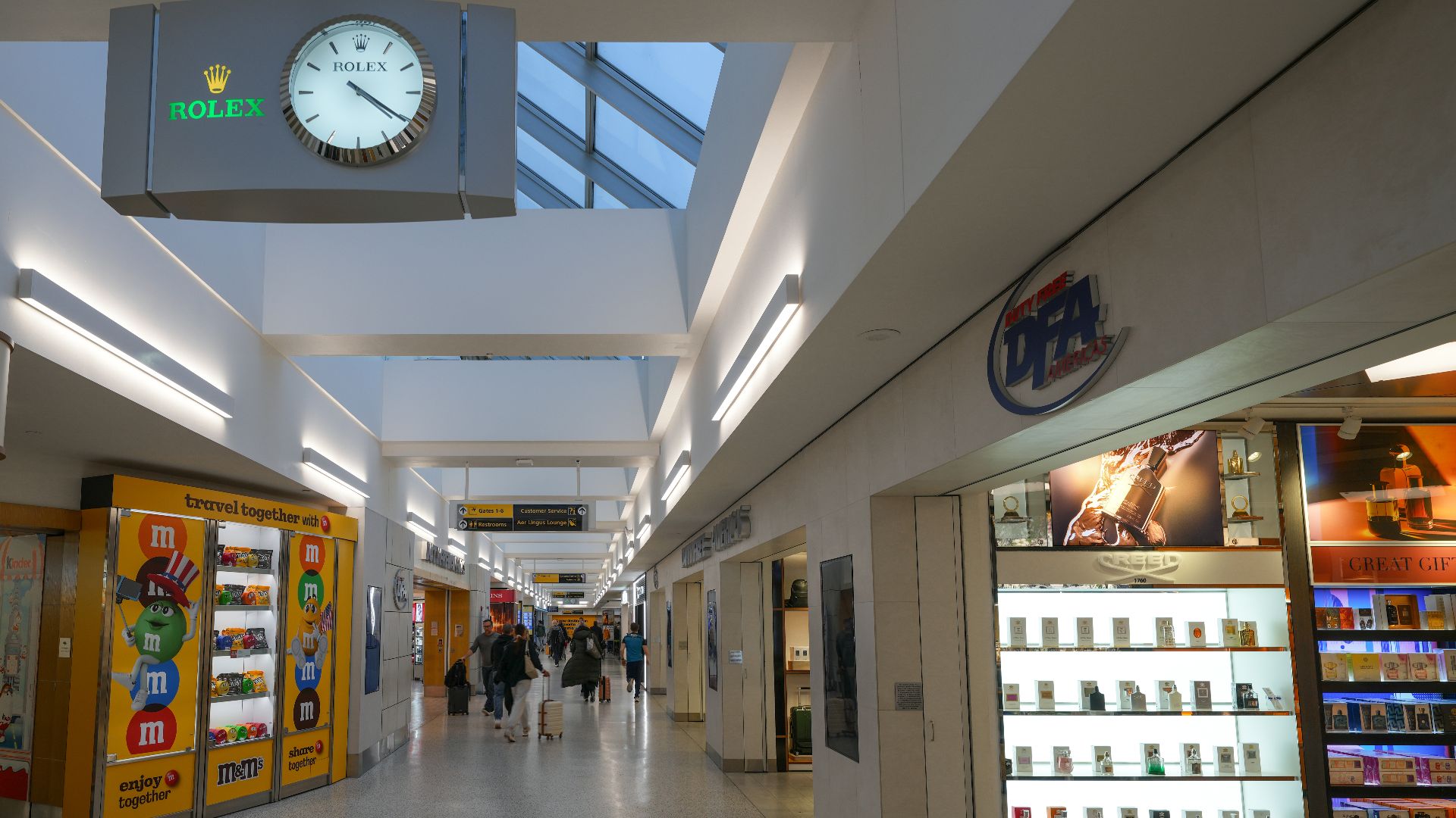 File:Airside concourse at Terminal 7 JFK Airport.jpg