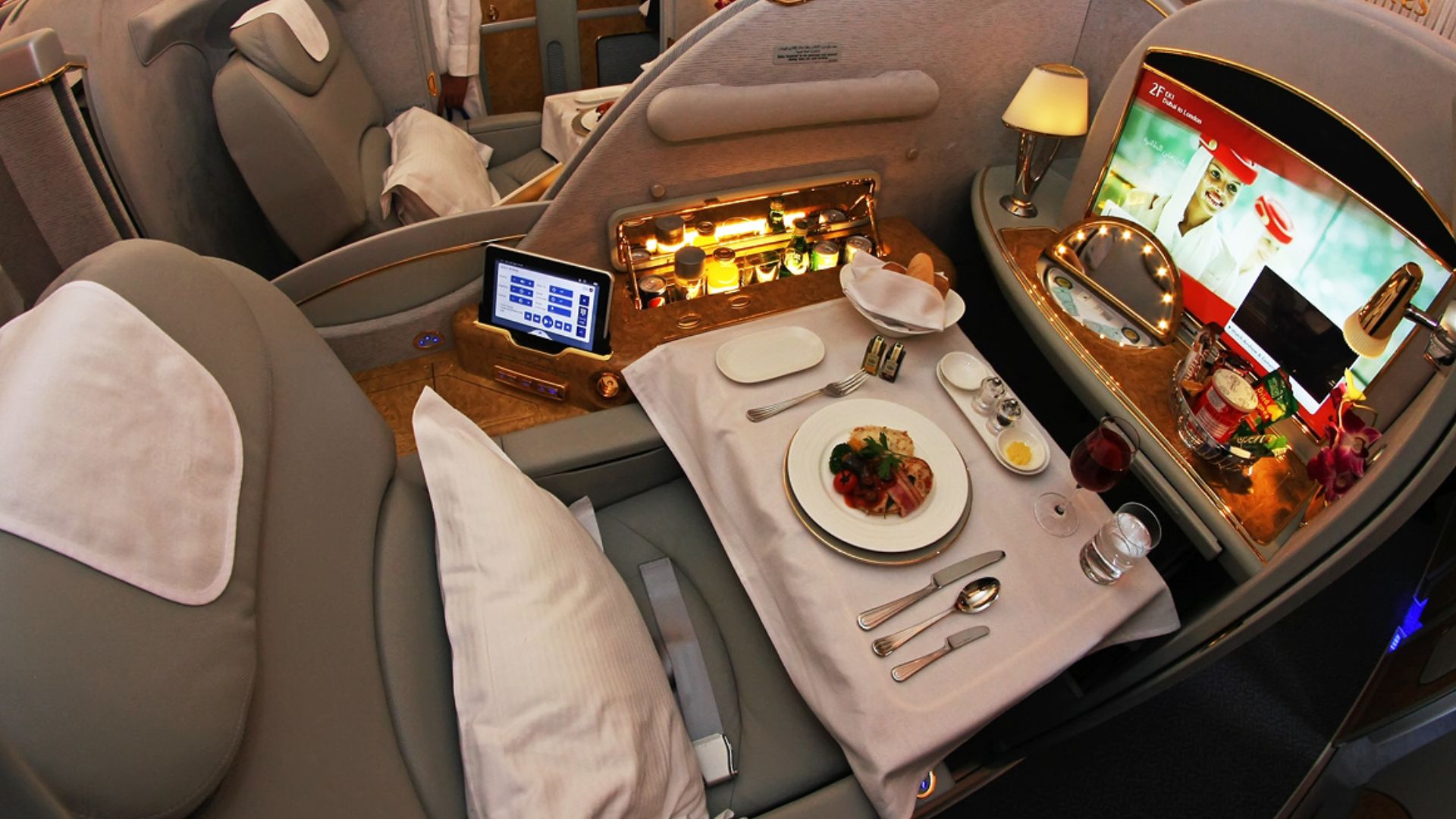 File:First Class Private Suites on Emirates Airbus A380 (A6-EEM).jpg
