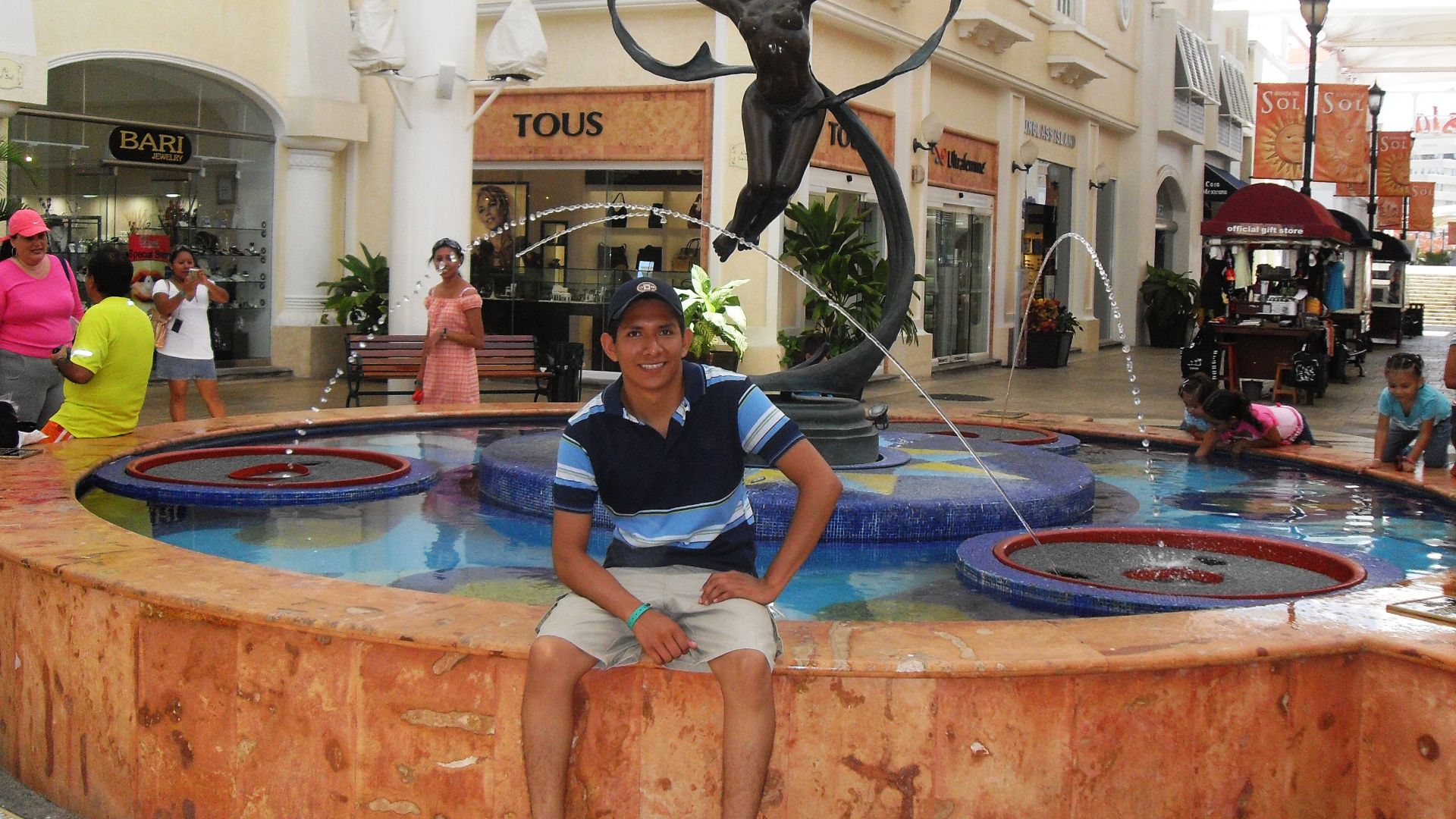 File:En una fuente de Plaza La Isla - panoramio.jpg
