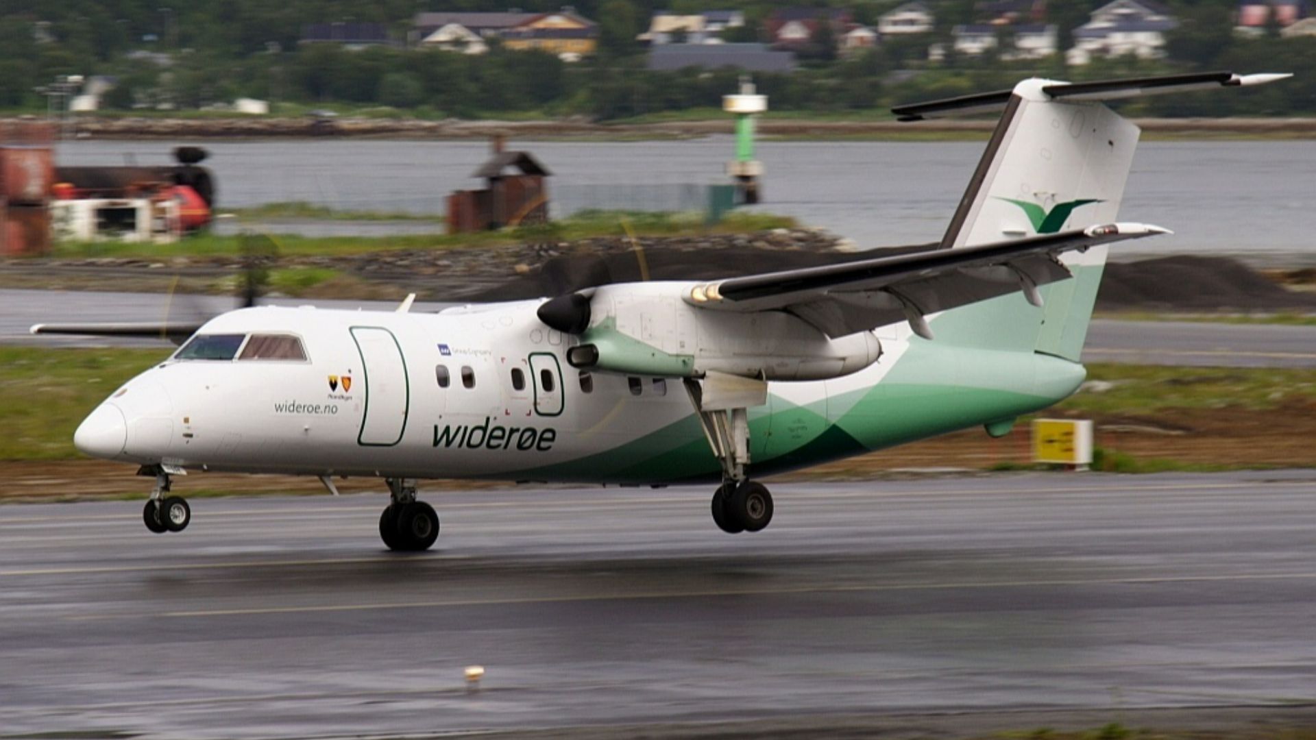 File:Wideroe Dash 8-103.jpg