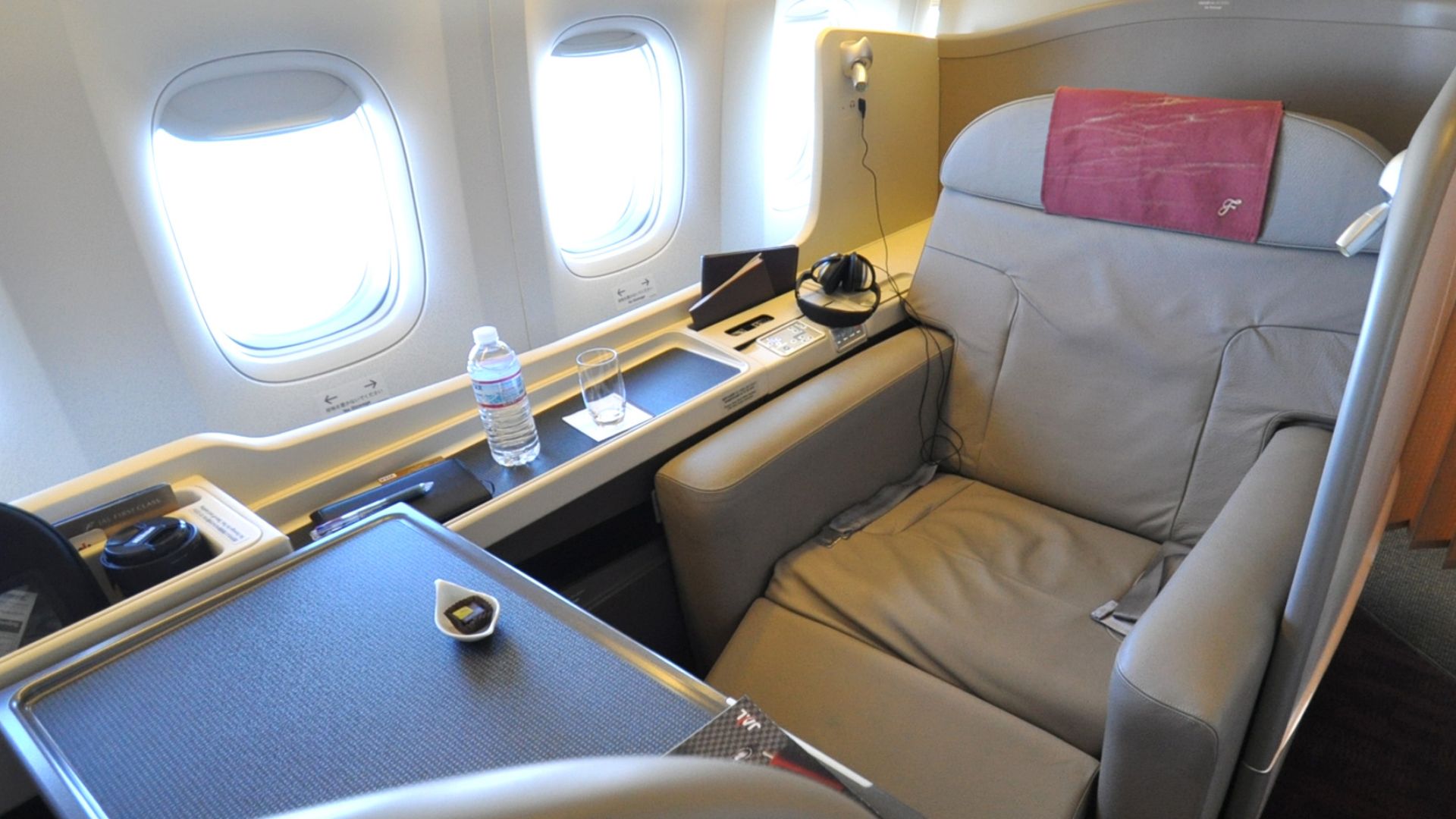 File:JAL First Class Suite 777-300ER.JPG