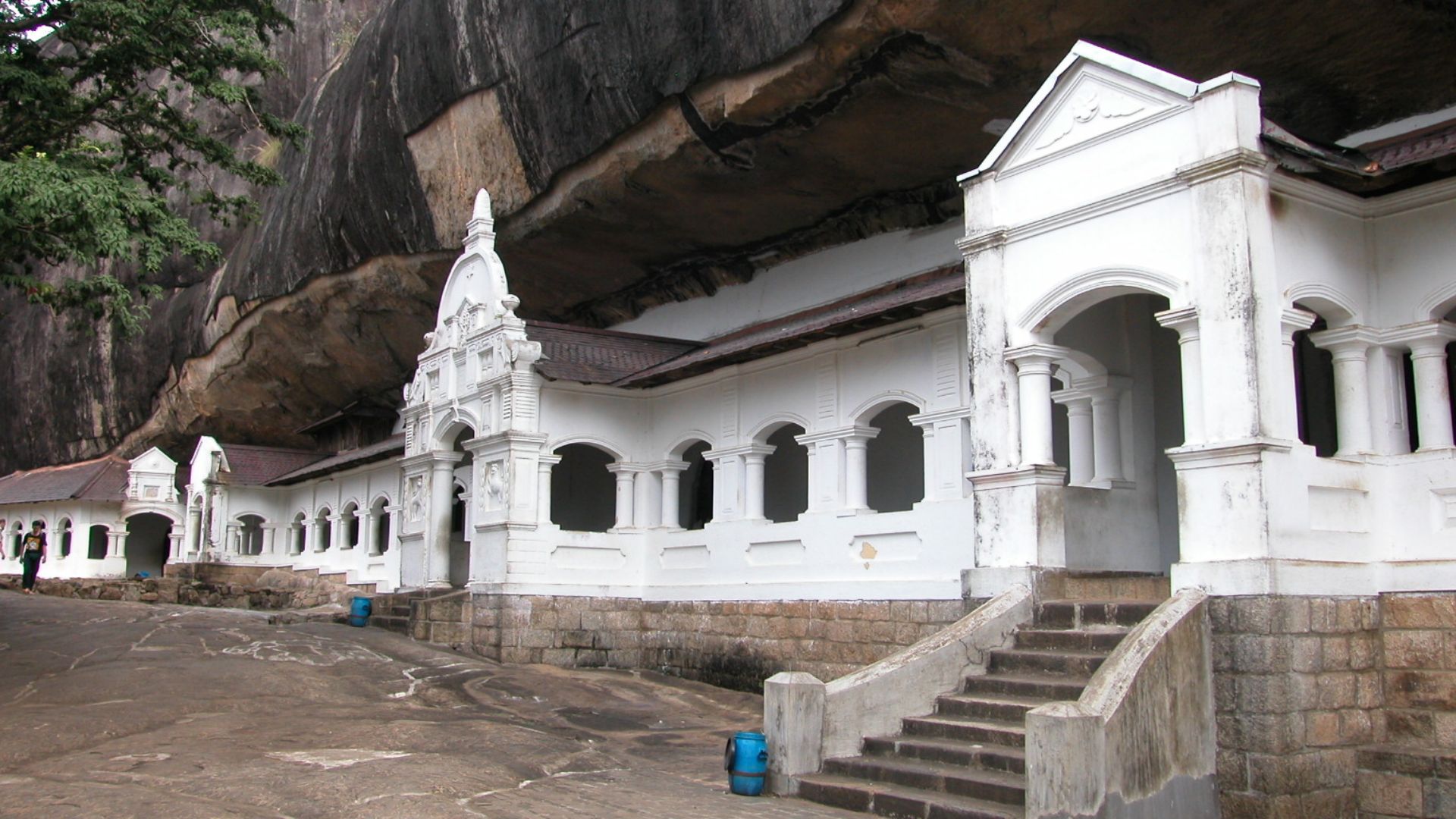 File:Golden Temple of Dambulla-111101.jpg