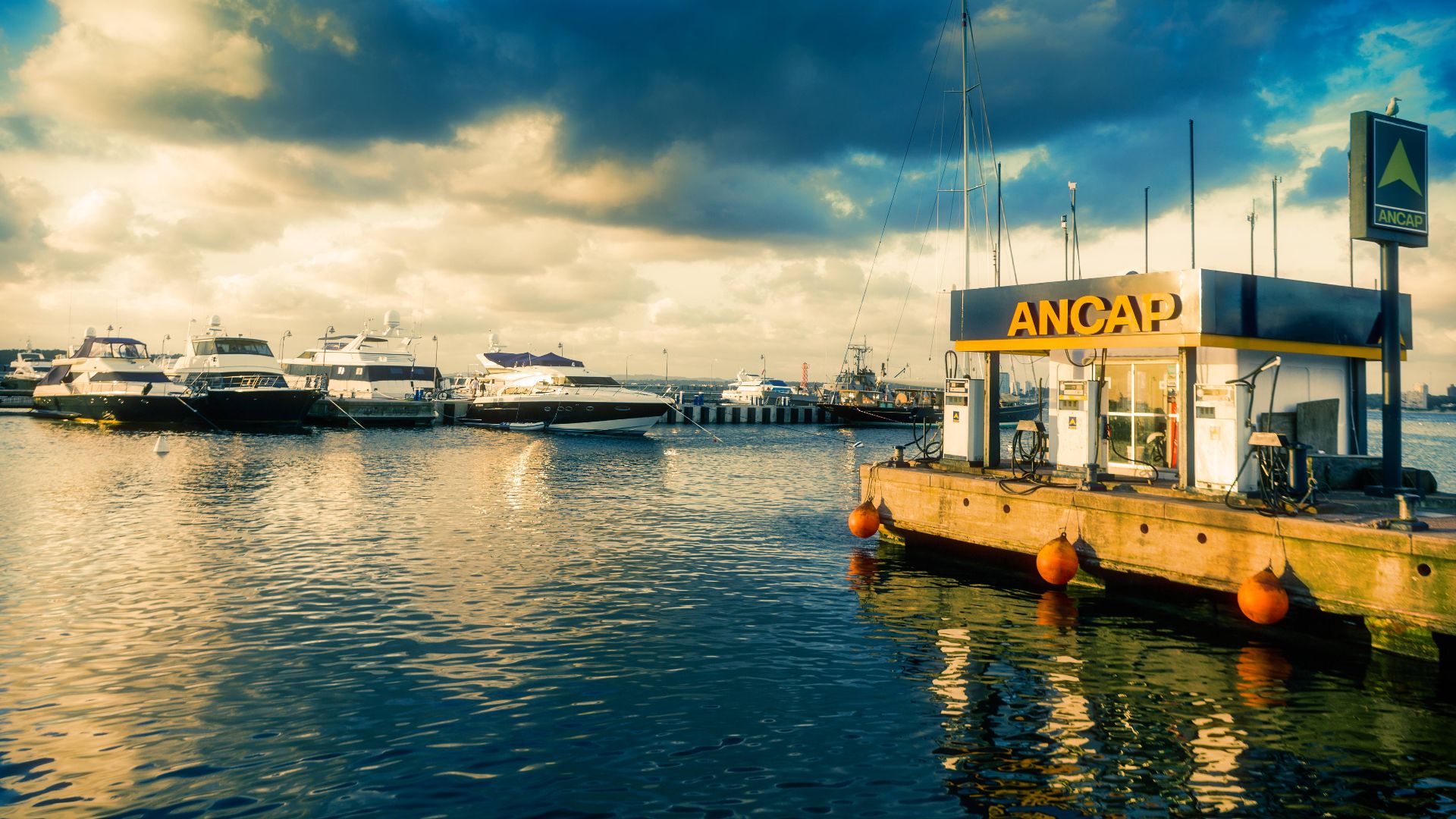 File:Boat fuel station.jpg