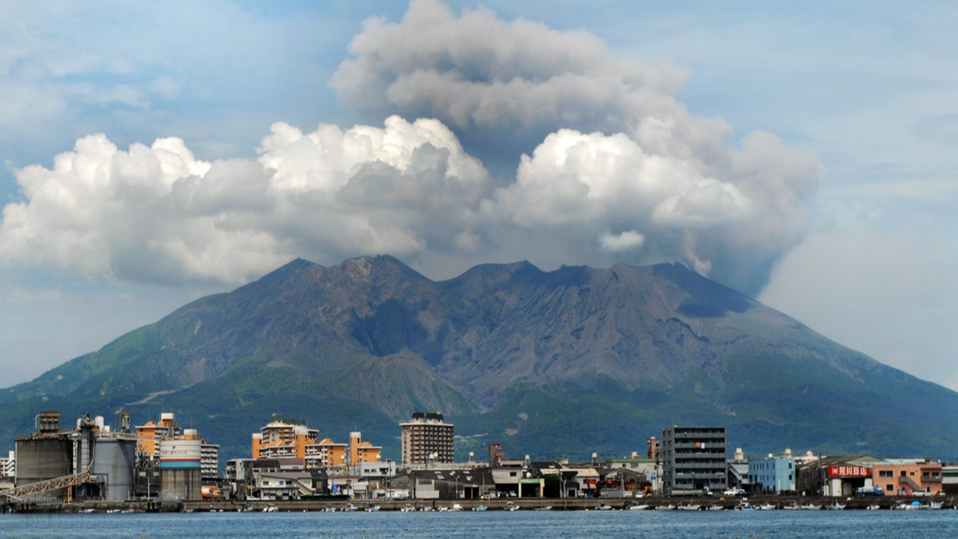 File:Kagoshima cityscape against the background of Sakurajima volcano. Japan, East Asia.jpg