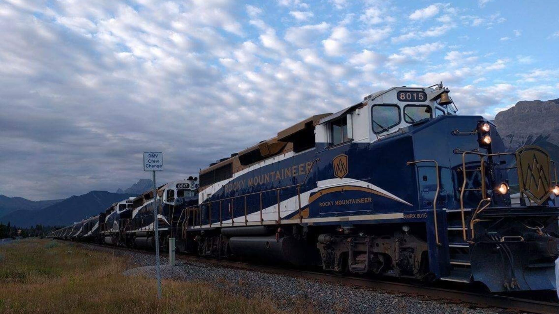 File:Rocky Mountaineer train.jpg
