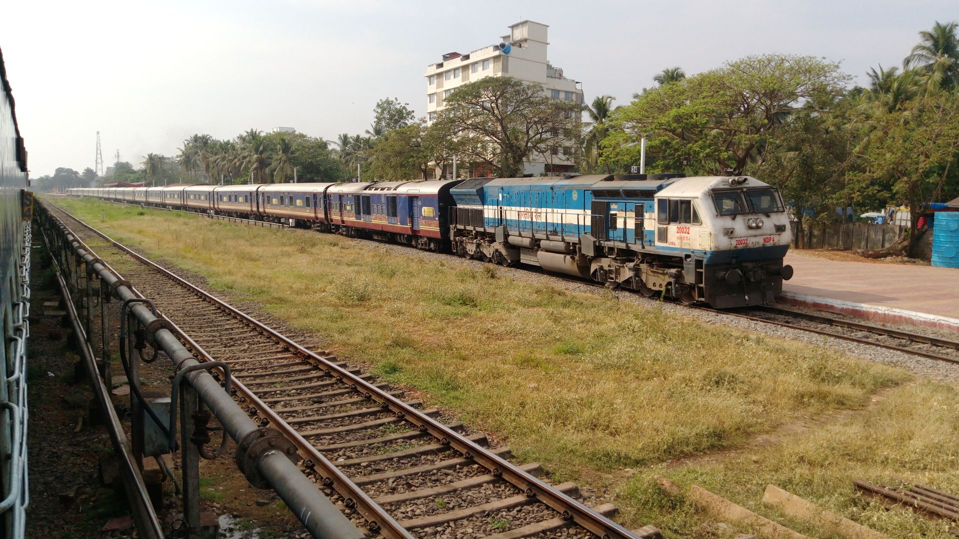 File:Deccan Odyssey - Full train.jpg