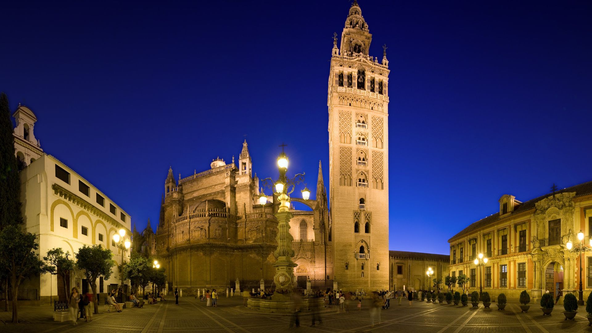 File:Plaza Virgen de los Reyes, Seville, Spain - Sep 2009.jpg