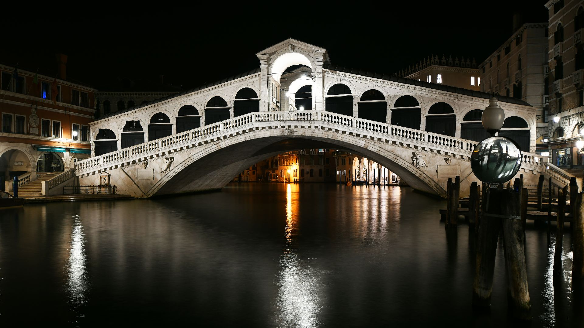 File:Rialto Bridge at night2.jpg