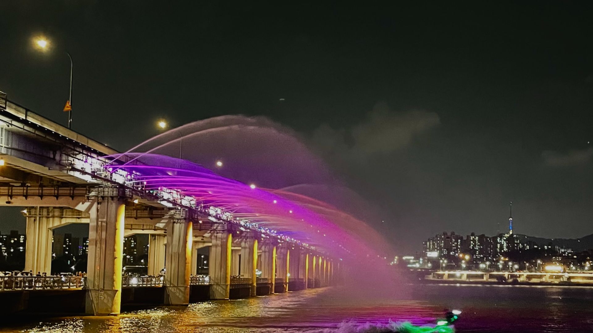File:Banpo Moonlight Rainbow Fountain.jpg