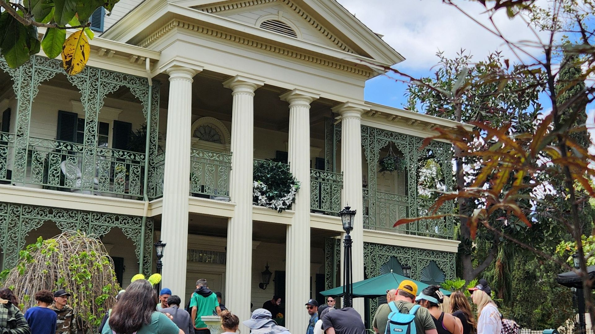 File:Haunted Mansion at Disneyland.jpg