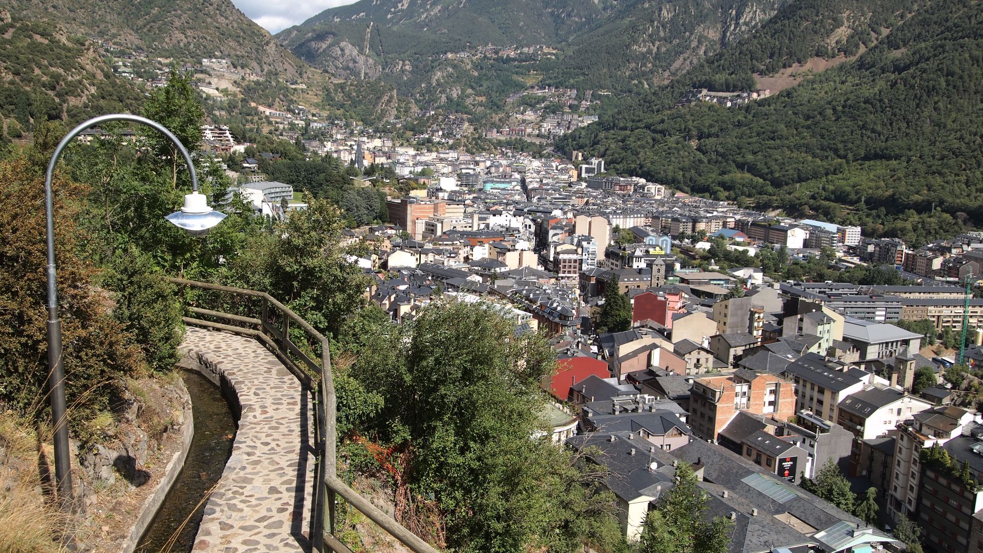 File:Andorra la Vella - footpath.jpg