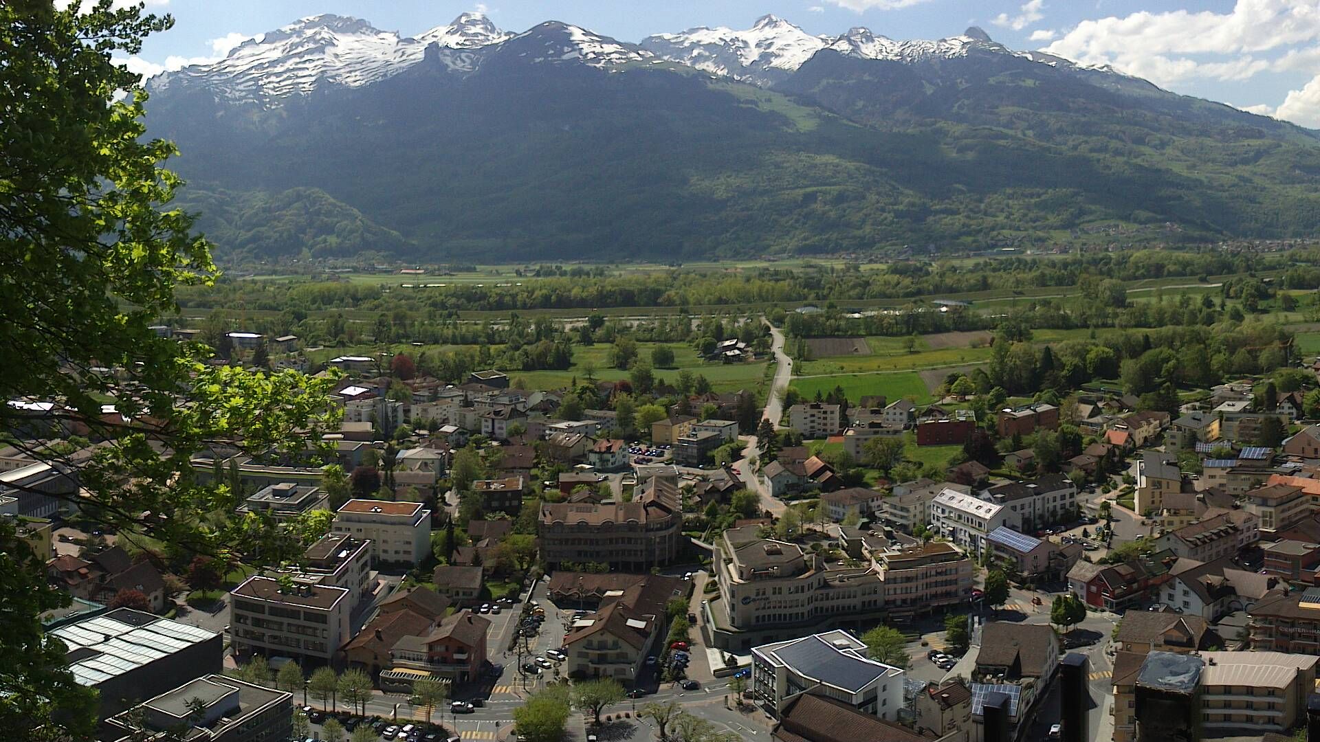 File:Vaduz, Liechtenstein. Schweize Gebirge im Hintergrund - panoramio.jpg