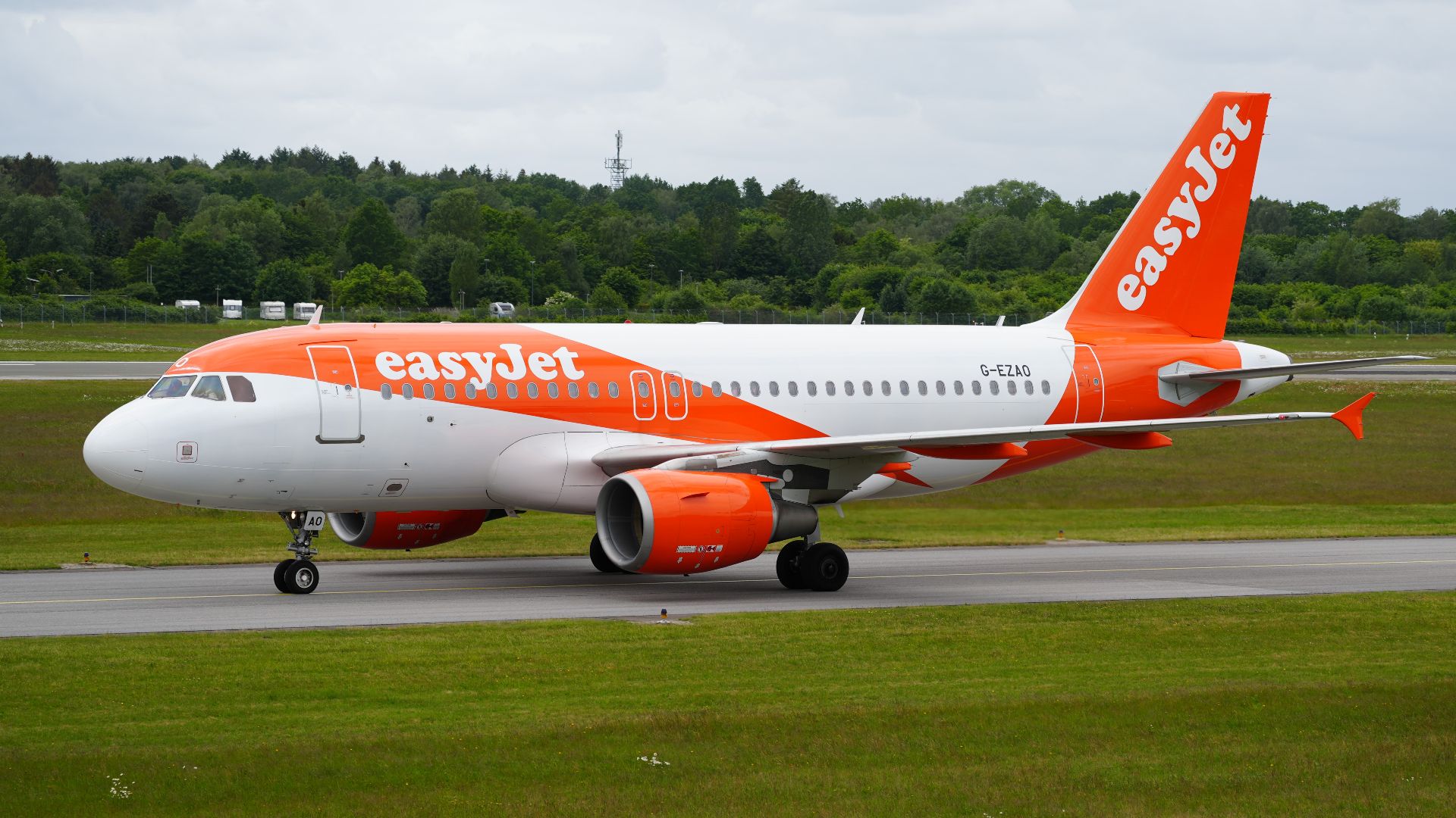 File:Hamburg Airport easyJet Airbus A319-111 G-EZAO (DSC01931).jpg