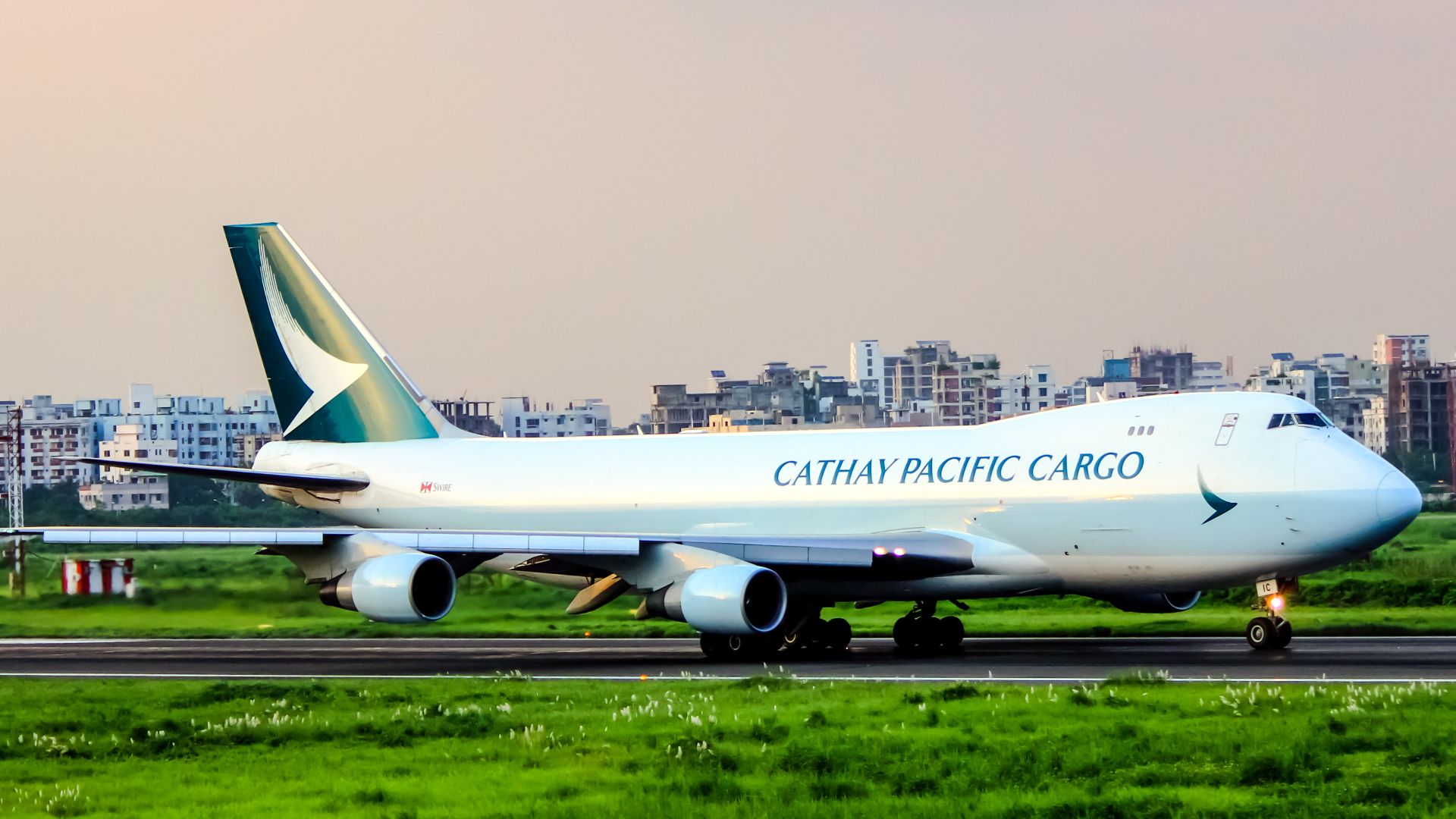 File:Cathay Pacific Cargo Airlines, Boeing 747 Aircraft.jpg