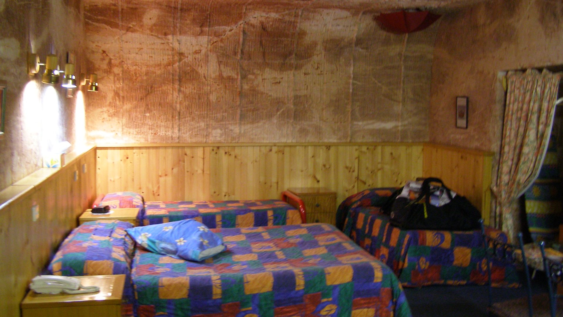 File:Coober Pedy underground motel room, 2007.jpg