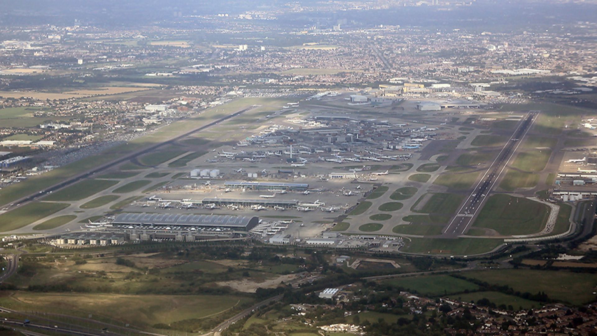 File:London - Heathrow (LHR - EGLL) AN1572653.jpg