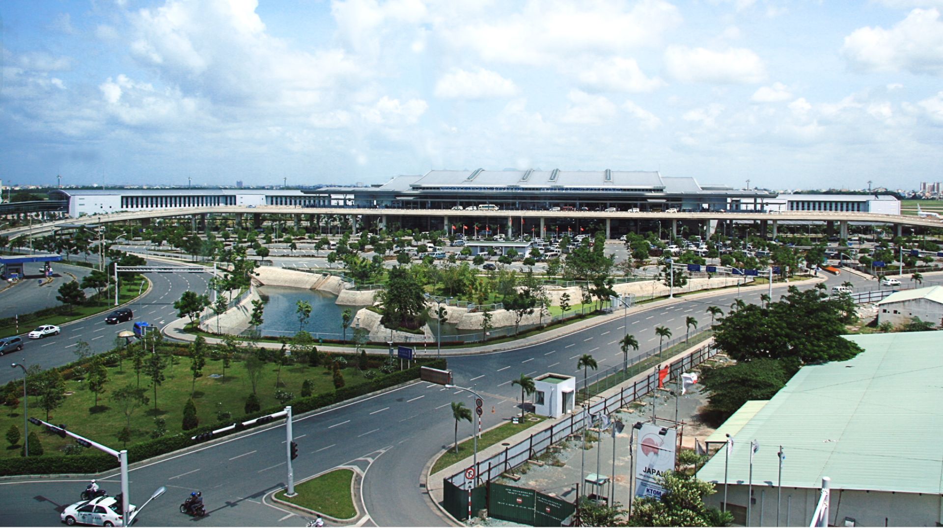 File:Tan Son Nhat International Airport.jpg