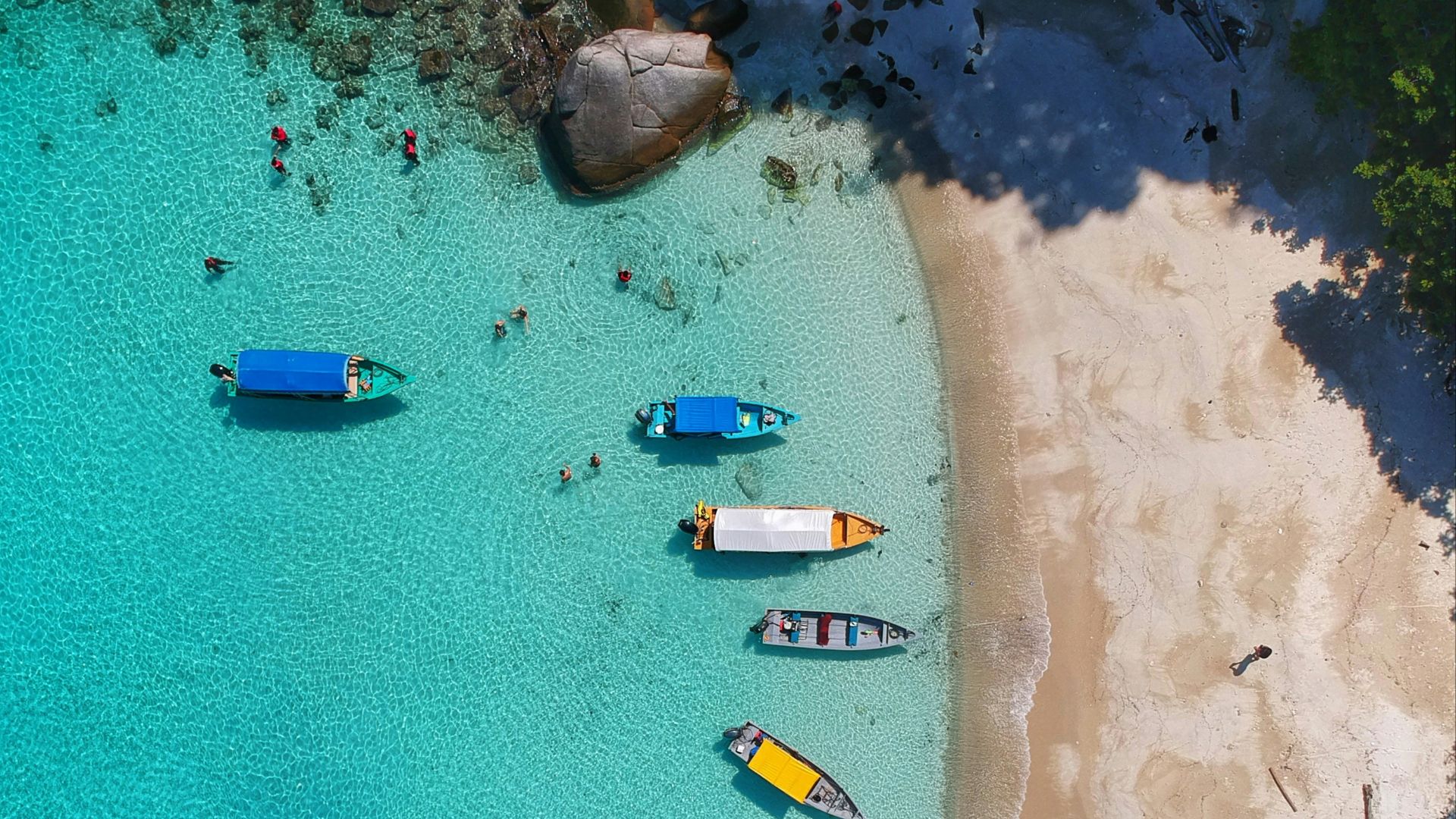 aerial view photography of boats on seashore