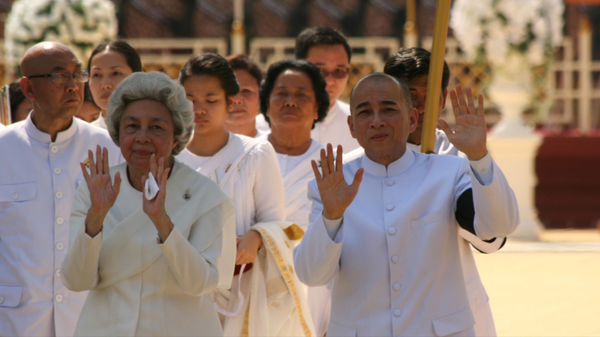 File:Cambodge - Roi et mère.JPG