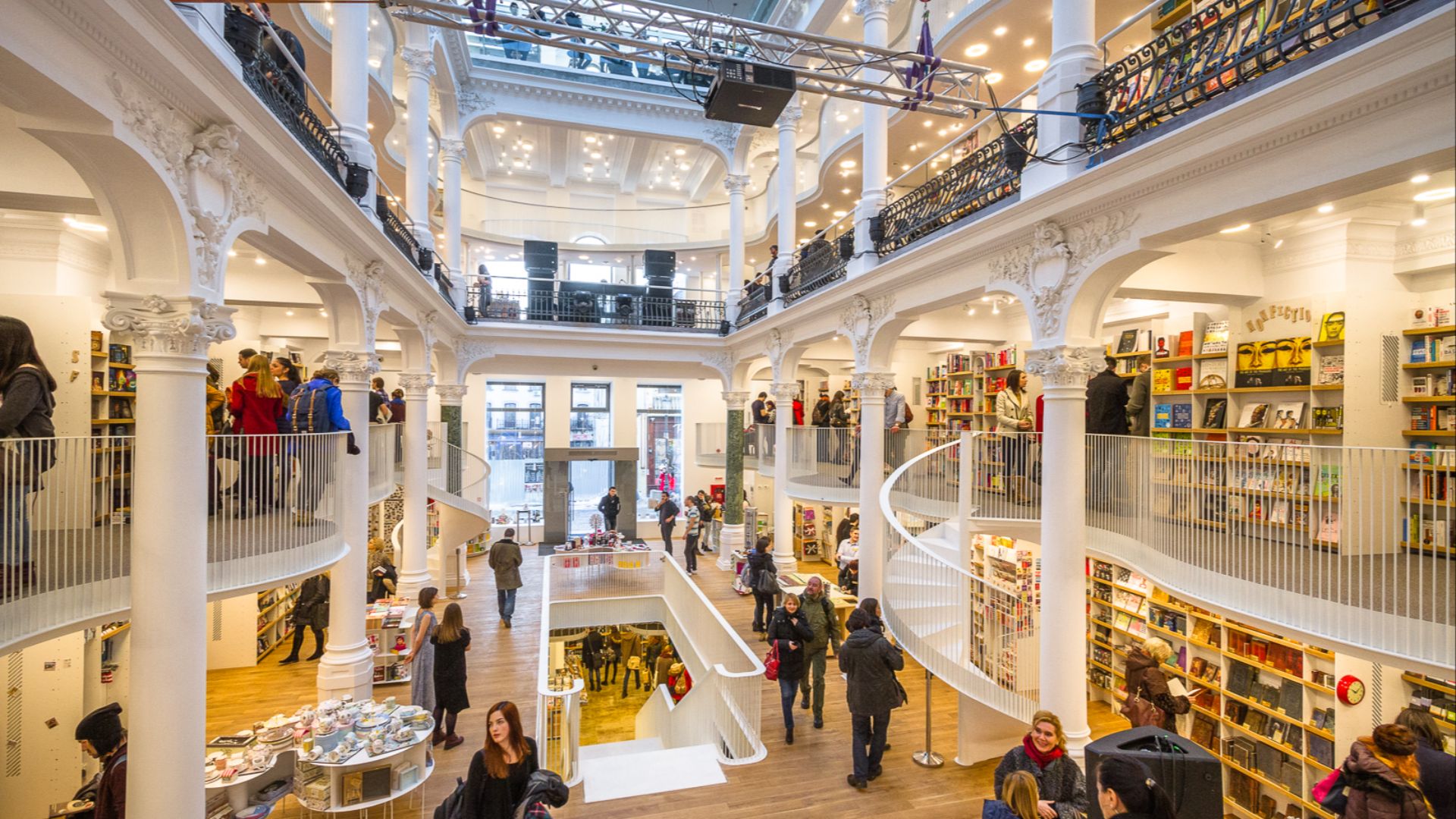 File:Libraria Carturesti Carusel - Interior ziua.jpg