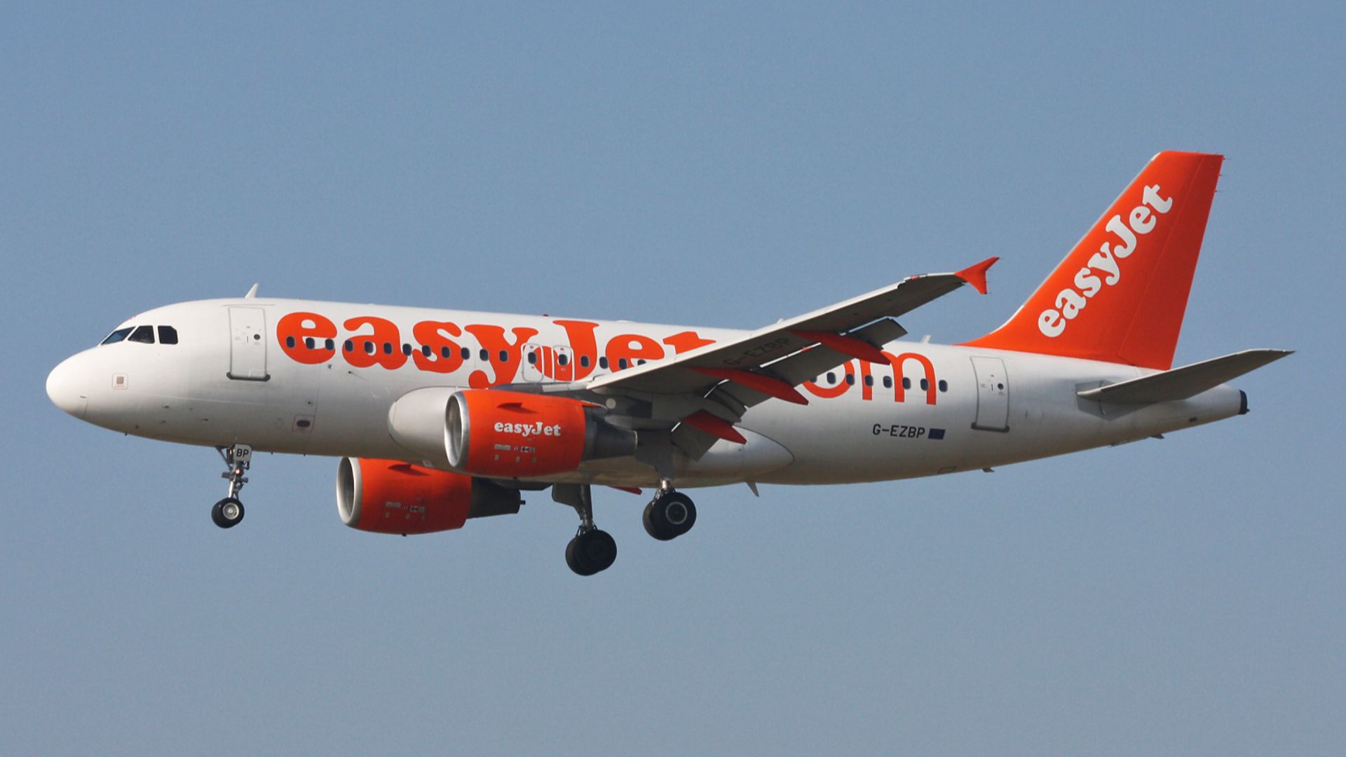 File:EasyJet Airline Airbus A319-111 G-EZBP (33204580984).jpg