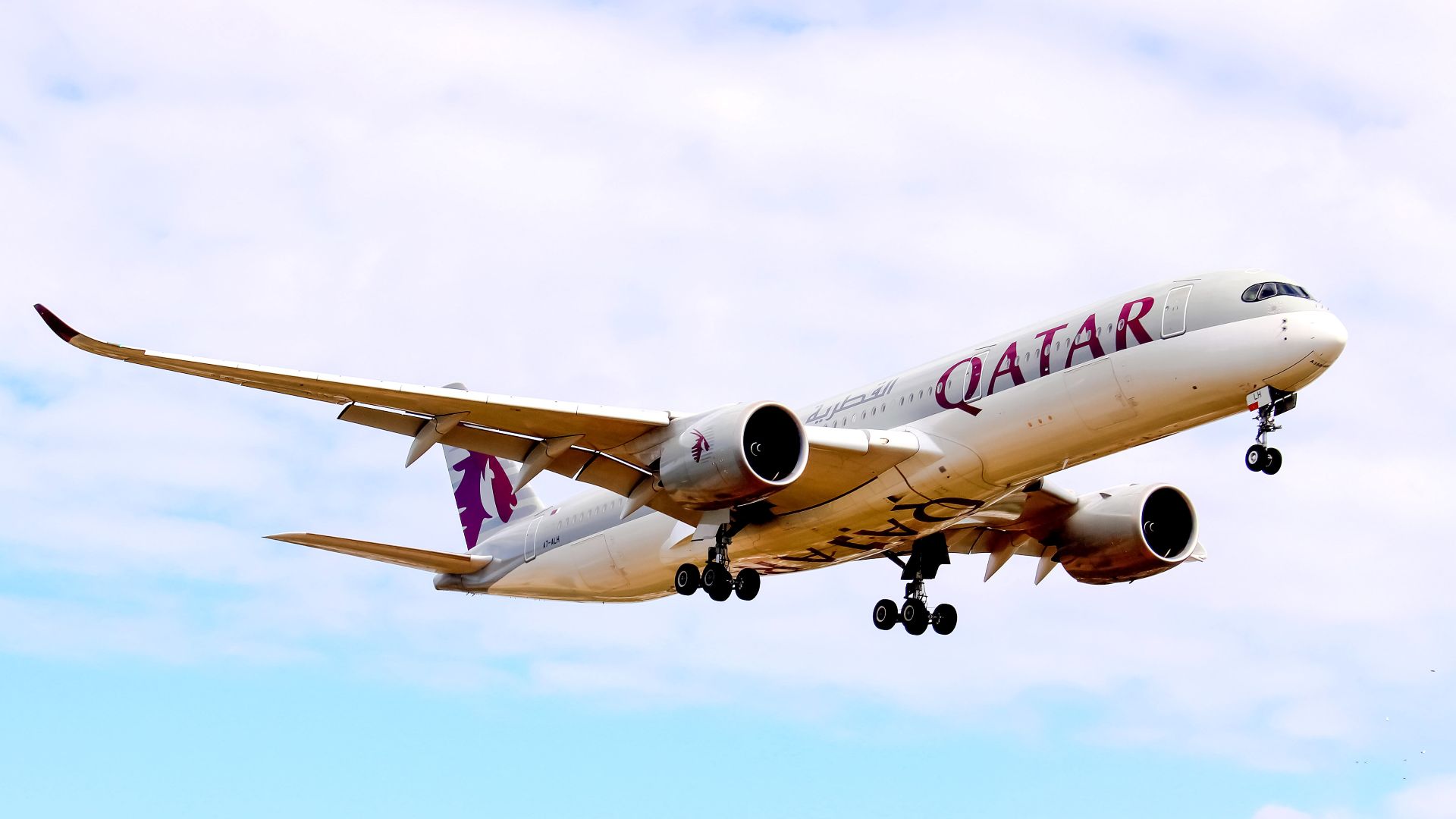 File:A7-ALH Airbus A350-941 Qatar Airways.jpg