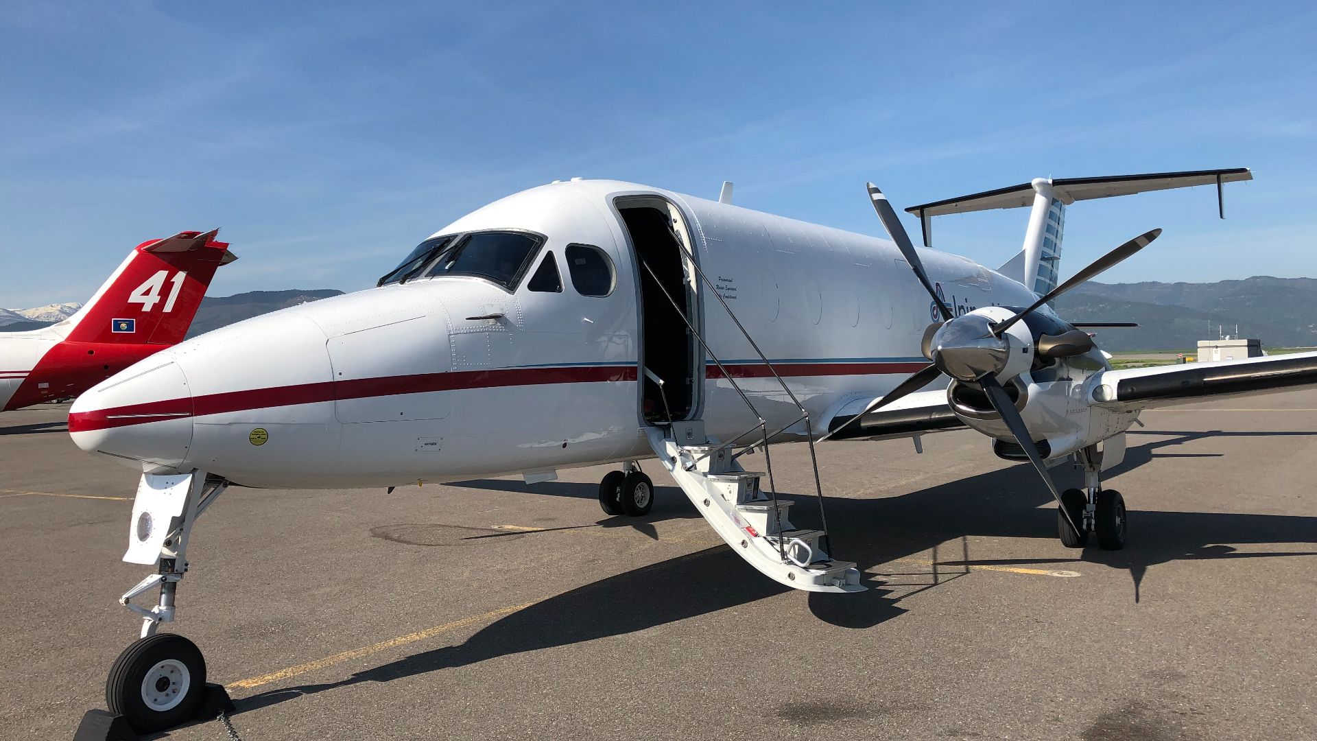 File:Beech 1900D Alpine Air.jpg