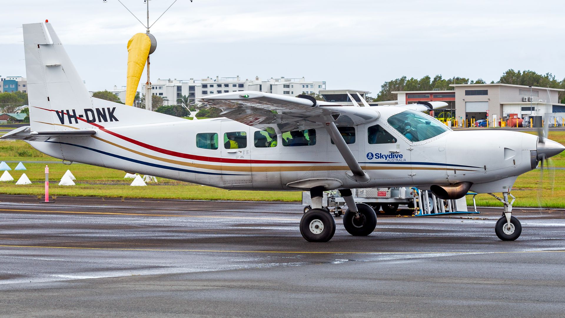 File:Skydive Australia (VH-DNK) Cessna 208 Caravan taxiing at Sunshine Coast Airport (1).jpg