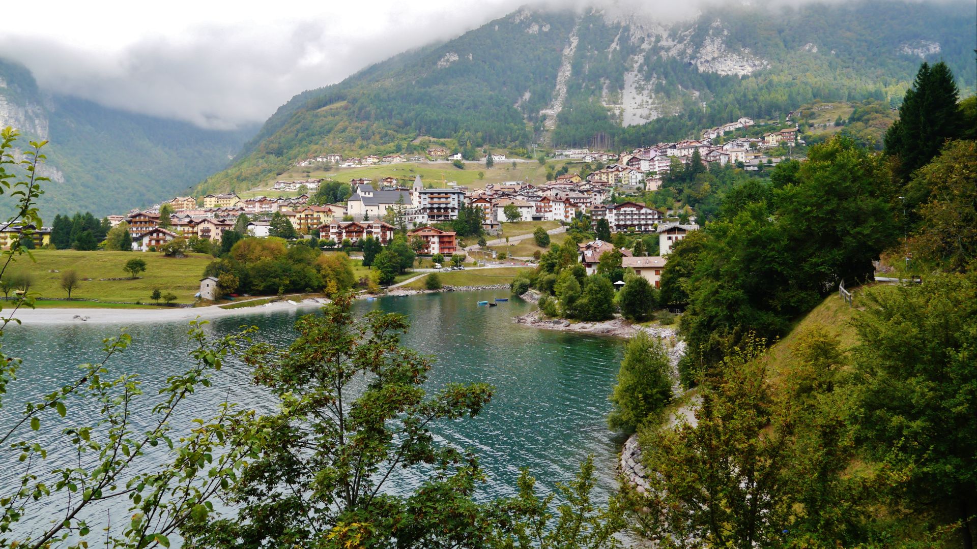 File:Molveno Lago di Molveno 22.jpg