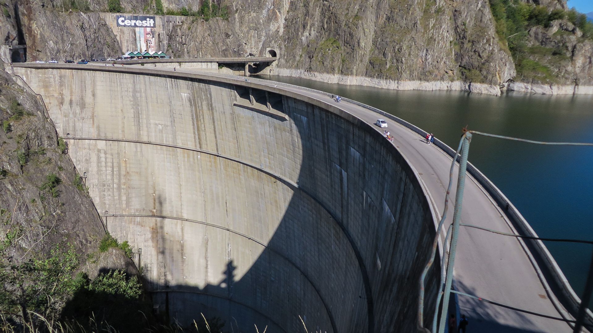 File:Pohled na hráz ze schodiště na vyhlídku.JPG