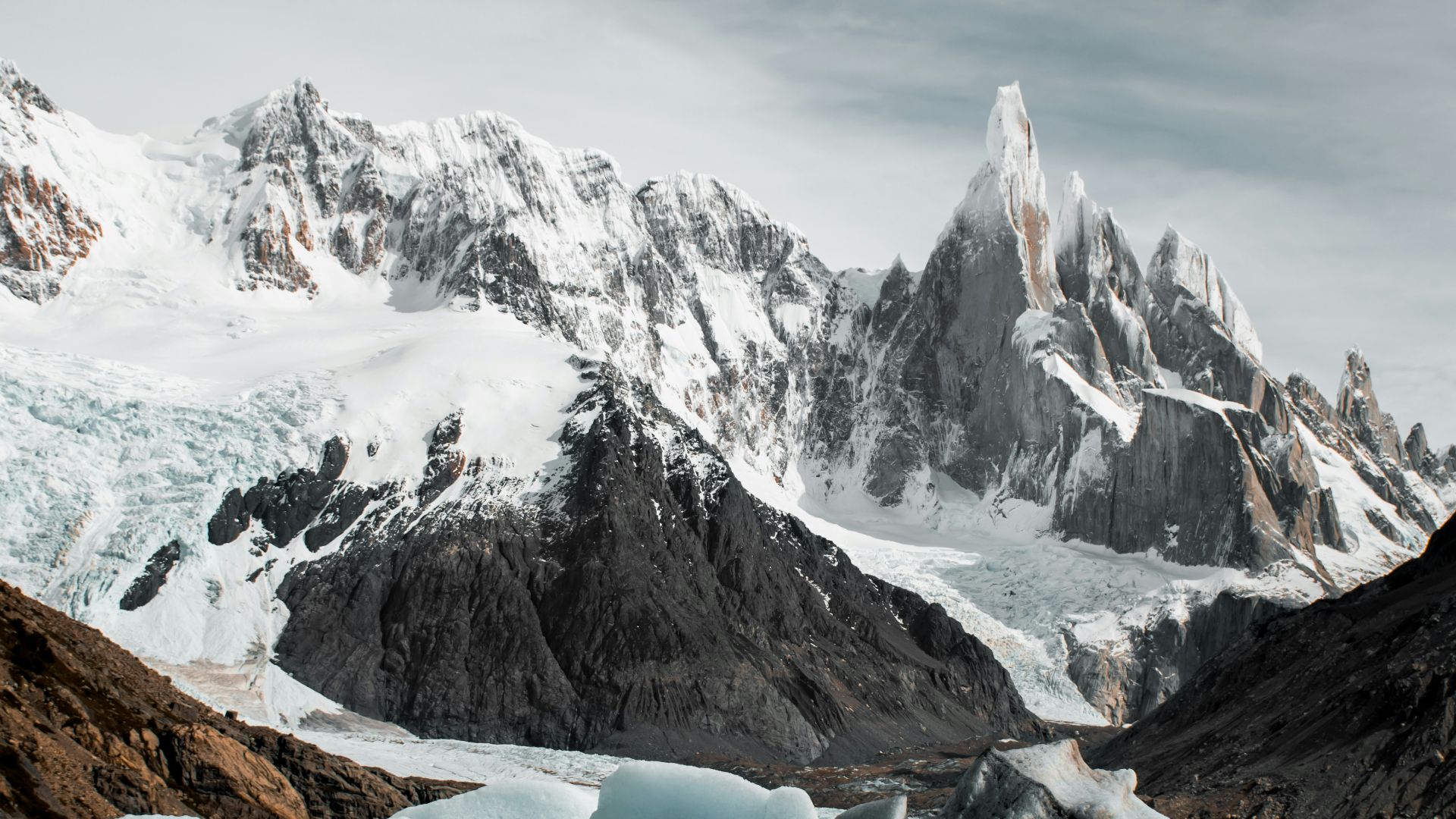 a group of icebergs floating on top of a lake