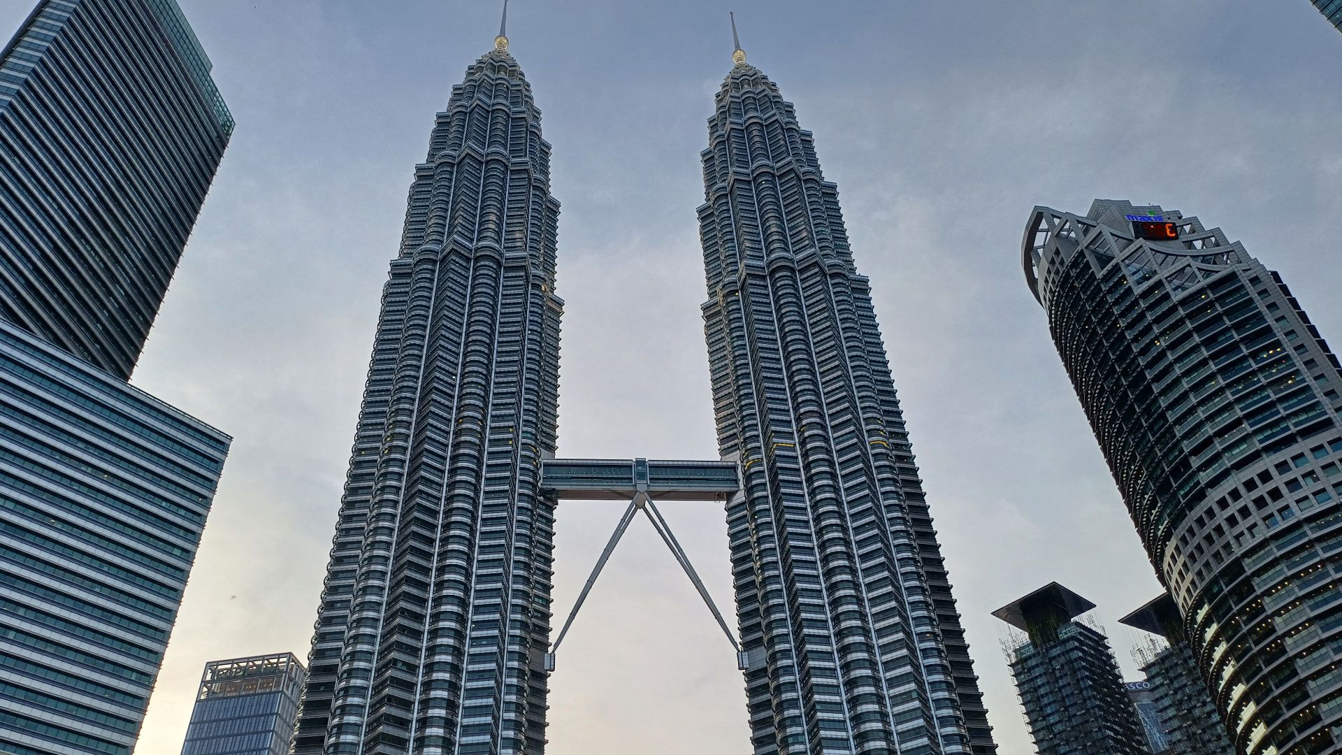 File:Petronas Towers (2a).jpg